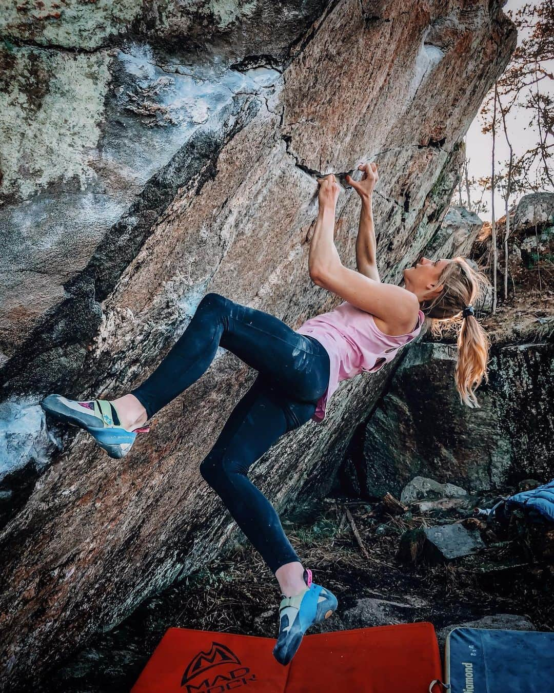 マチルダ・セーデルルンドさんのインスタグラム写真 - (マチルダ・セーデルルンドInstagram)「Another day out in the woods 🌲 Borderline Assis (8A) in local area Åkers Styckebruk」3月28日 5時34分 - matilda_soderlund