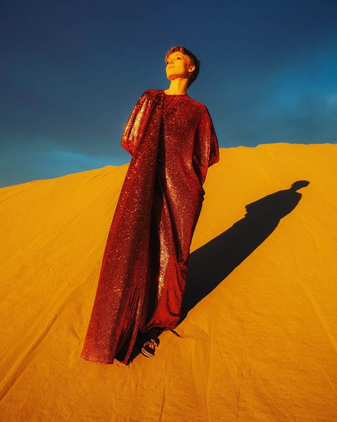 コール・スプラウスのインスタグラム：「Some sundown long before isolation. @lucan_gillespie for @elleusa . A revisitation of my favorite spot on earth, Death Valley.  I’ll be keeping you all placated with some photography for a while, help you pass the time in your solitude.  Styling: @natasharoyt  MU: @ciaradoesmakeup  Hair: @luke_chamberlain」