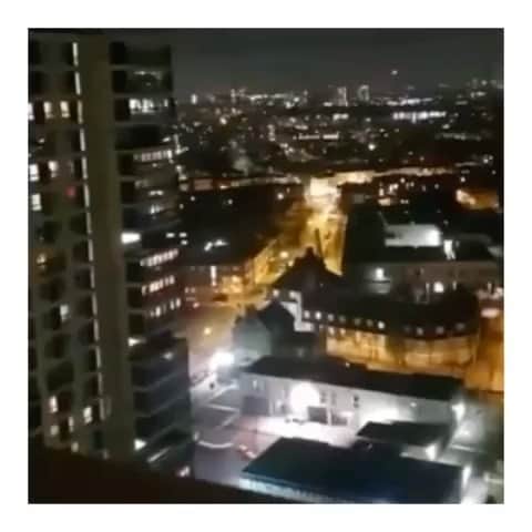 エマ・ワトソンのインスタグラム：「I am so proud to come from a country that will offer medical care to ANYONE that shows up to doors of A&E. I am so so so incredibly proud and thankful to those on the front line putting themselves at risk to care for others. Video taken by Natasha Clark⁣ ⁣ #nhsiloveyou #proud #clapforourcarers #clapforcarers #thankyounhs #clapfornhs」
