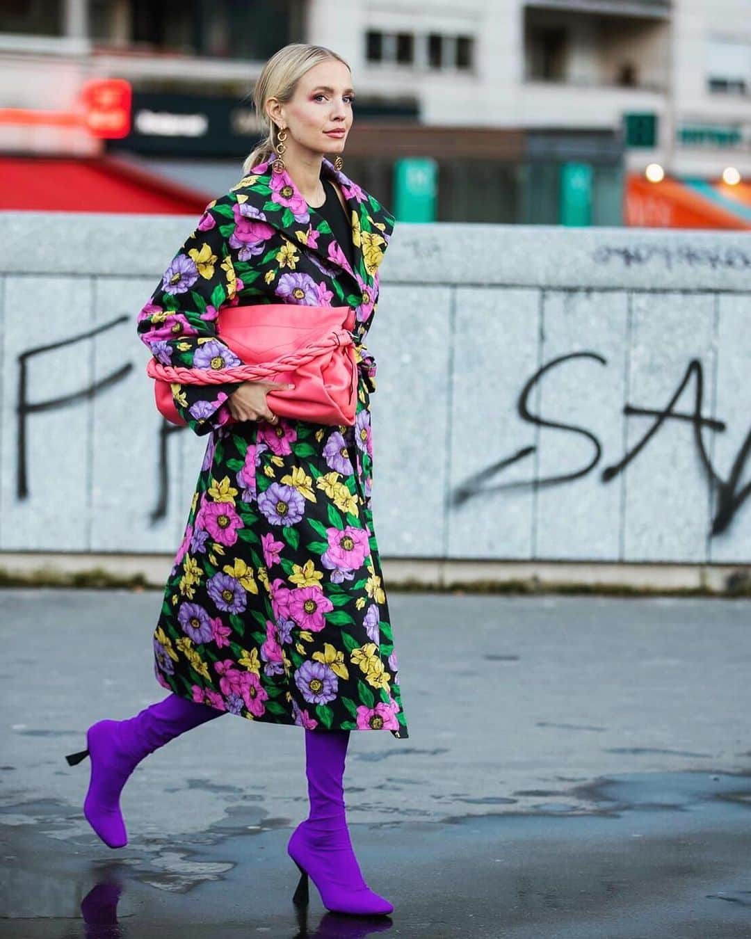 レオニー・ハンネさんのインスタグラム写真 - (レオニー・ハンネInstagram)「When life seemed all colourful and I was in Paris all the time.💜💐💕 Anzeige/Tag Which city do you guys miss most? #givenchy #balenciaga」3月28日 5時48分 - leoniehanne