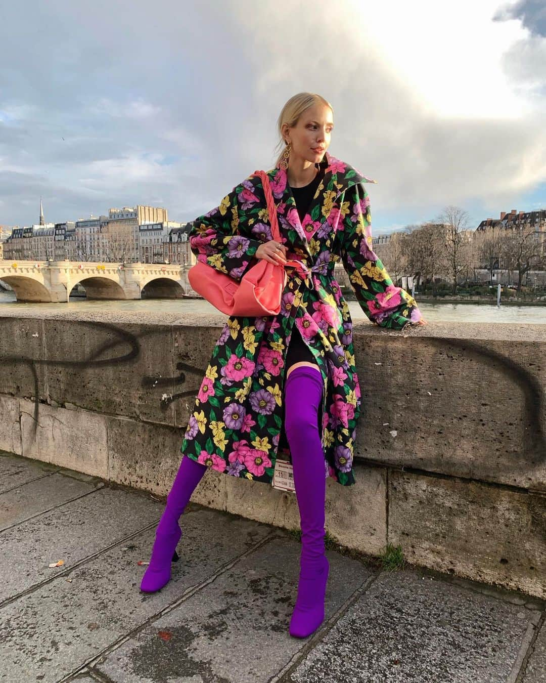 レオニー・ハンネさんのインスタグラム写真 - (レオニー・ハンネInstagram)「When life seemed all colourful and I was in Paris all the time.💜💐💕 Anzeige/Tag Which city do you guys miss most? #givenchy #balenciaga」3月28日 5時48分 - leoniehanne