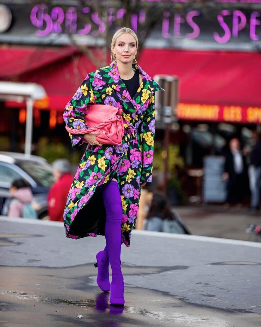 レオニー・ハンネさんのインスタグラム写真 - (レオニー・ハンネInstagram)「When life seemed all colourful and I was in Paris all the time.💜💐💕 Anzeige/Tag Which city do you guys miss most? #givenchy #balenciaga」3月28日 5時48分 - leoniehanne