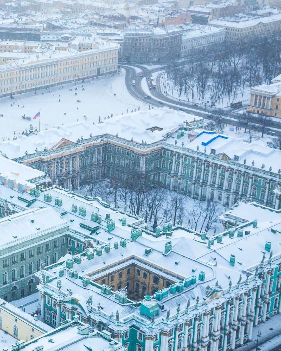 National Geographic Travelさんのインスタグラム写真 - (National Geographic TravelInstagram)「Photo by George Steinmetz @geosteinmetz | St. Petersburg, Russia's Winter Palace and Hermitage Museum, the second largest museum in the world, as seen between winter storms.  To see more of our world from above, follow @geosteinmetz.」3月28日 5時47分 - natgeotravel