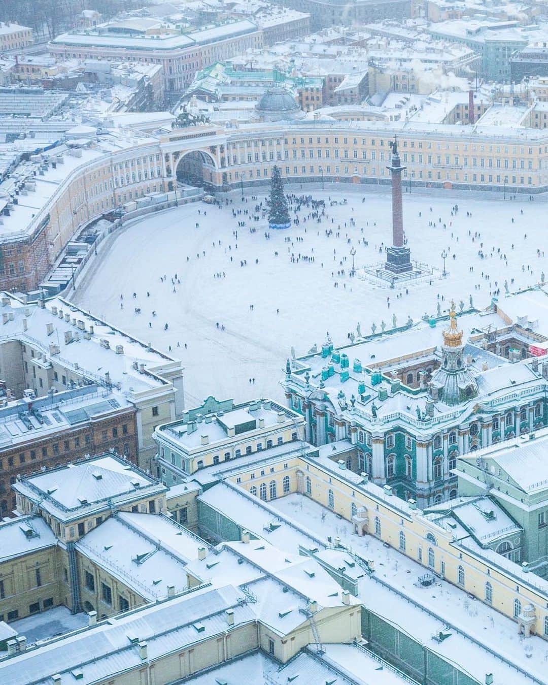 National Geographic Travelさんのインスタグラム写真 - (National Geographic TravelInstagram)「Photo by George Steinmetz @geosteinmetz | St. Petersburg, Russia's Winter Palace and Hermitage Museum, the second largest museum in the world, as seen between winter storms.  To see more of our world from above, follow @geosteinmetz.」3月28日 5時47分 - natgeotravel