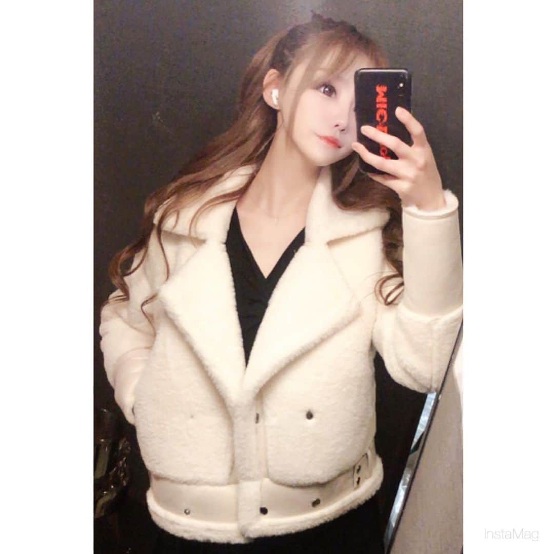 のインスタグラム：「_ _ アウターは @rurushushu_  ふわふわ❄☃ _  #tokyo #shinjuku #kabukicho #東京 #新宿 #歌舞伎町 #キャバクラ #キャバ嬢 #ヘアセット #韓国 #방탄소년단 #ARMY  #박지민 #한국 #일본 #도쿄 #세븐틴  #CARAT #호시 #원어스  #건희 #KEONHEE #TOMOON #followme #팔로우 #친구해요 #인친황영 #오오티디 #셀카」