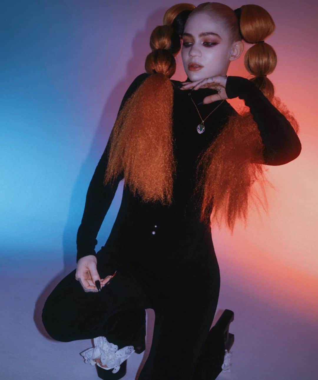 グライムスのインスタグラム：「🐉🐁CR fashion book cover🤍💖 from thee good oldé days when we used to go outside. 🧛🏻‍♀️ How is everybody holding up?  What’s the best book to read?  I just started neuromancer last night, what a trip.  One nice thing about the quarantine is reading is back in fashion.  Sorry if this note seems fake happy, cuz frankly it is.  But I’m having a productive manic episode and was up until 7 am writing a hard sci fi young adult romance novel that’s sort of a mix of twilight and surface detail.  It’s probably trash tho “Muad'Dib is wise in the ways of the desert. Muad'Dib creates his own water. Muad'Dib hides from the sun and travels in the cool night. Muad'Dib is fruitful and multiplies over the land.” Thanks 4 having me @crfashionbook 🤍 @carineroitfeld 🖤 @jason_nocito_studio FASHION @juliaehrlich MAKEUP @natashaseverino_makeup HAIR @1.800.chanel SET DESIGN @propstudio」