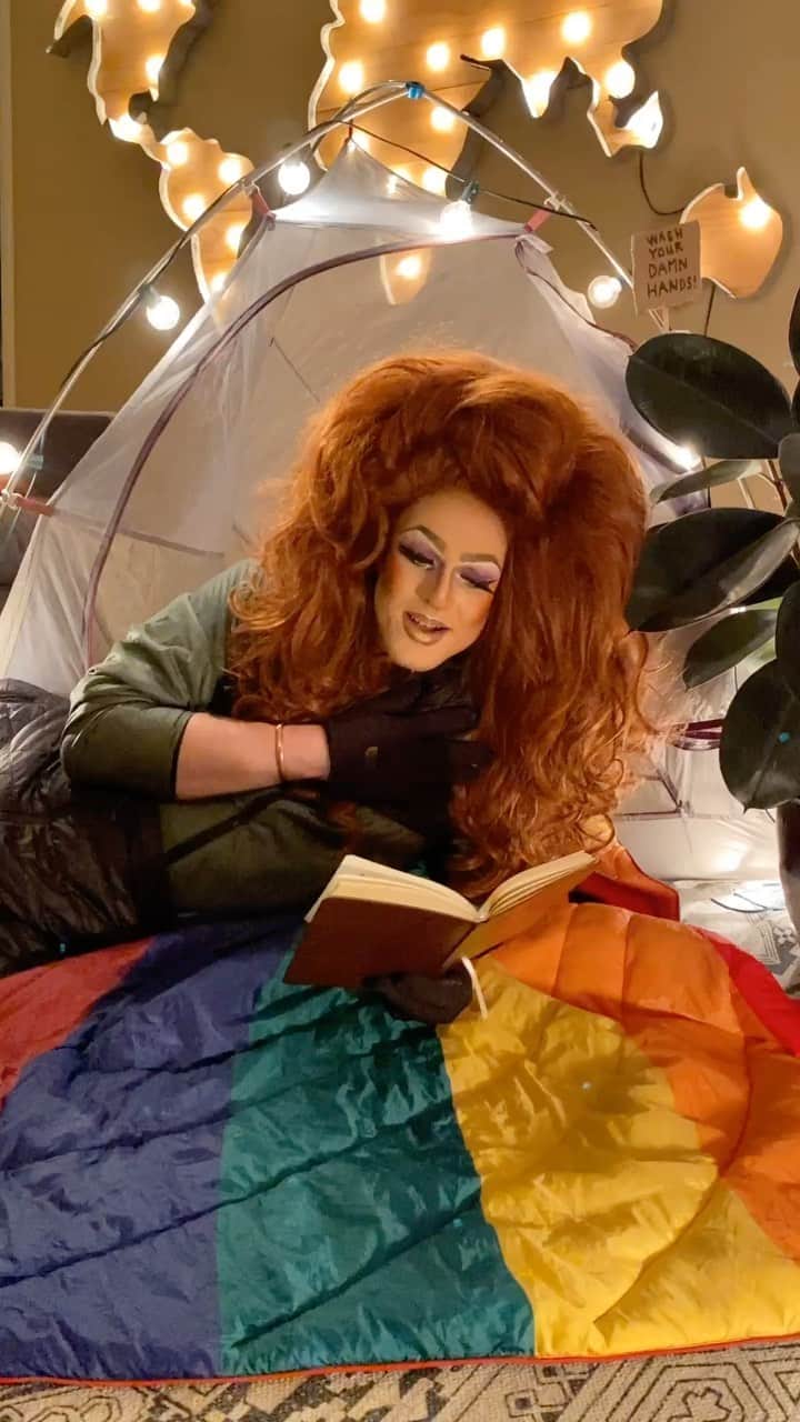 のインスタグラム：「today’s guest on poetry mornings is my fellow ginger and nature lover @pattiegonia reading...well you’ll see! as we #stayhome i was inspired to share my morning poetry reading practice. i will now be inviting friends along to read too! ☕️📚」