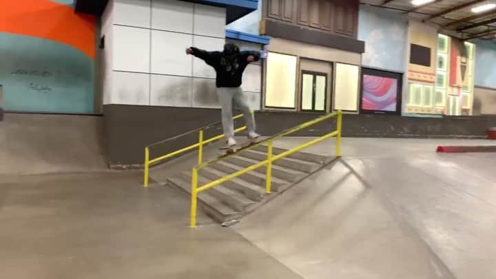 ダショーン・ジョーダンのインスタグラム：「Some throwback footy i never posted! Praying for families affected by the virus, thankful for the healthcare, food service industry, and store clerks continuing to work hard to provide for us. Let’s continue to do our part with this virus so we can get back out there ASAP! #playinside」