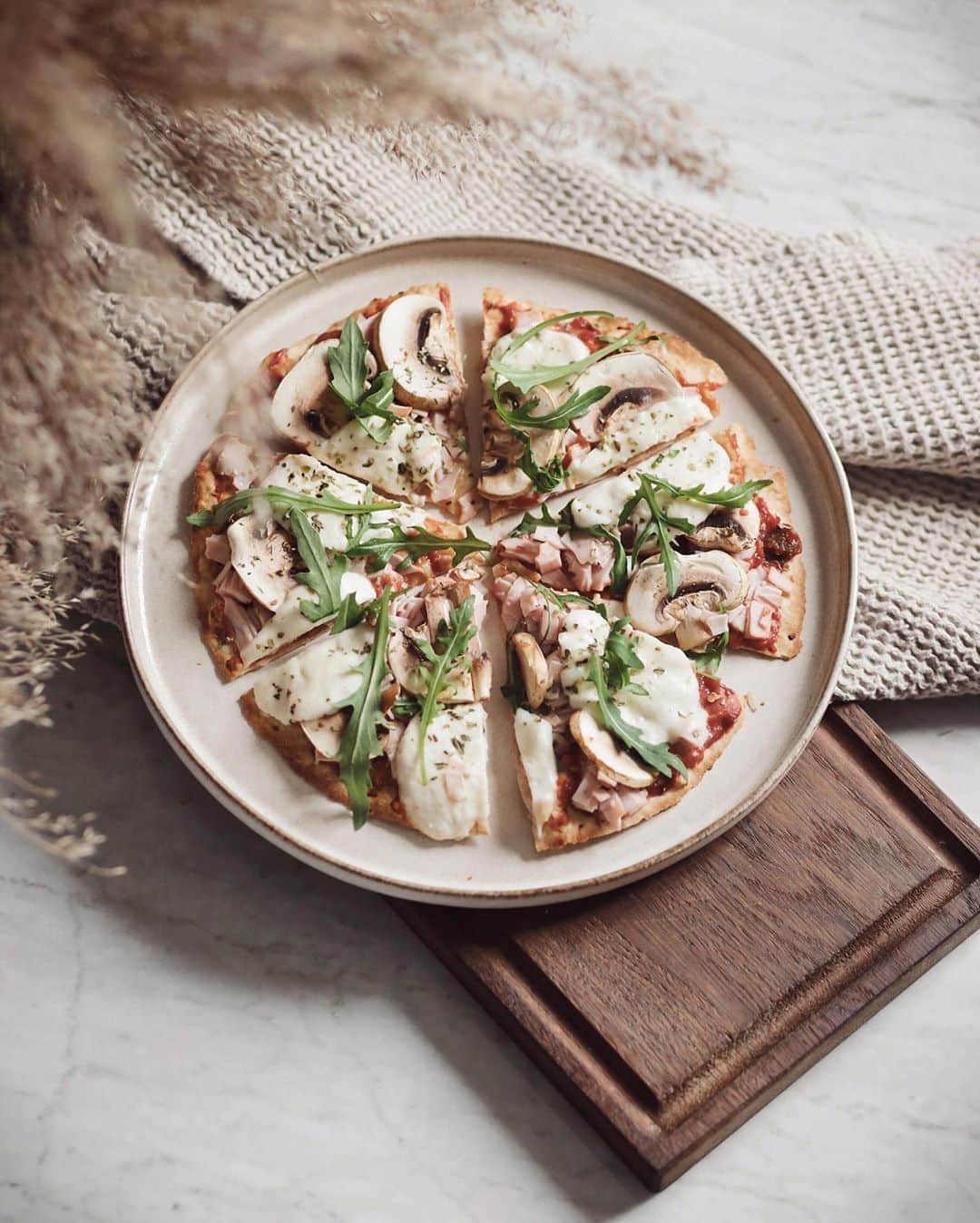 Anna Nyströmのインスタグラム：「Pizza making! Who wants a slice? 🍕 Thought I could share the recipe of this! It’s sooo delicious 😋⁣ The thin layer of both bread and cheese plus the organic and quality ingredients (without added sugar) makes this a healthier version of regular pizza 💕⁣ ⁣ Ingredients: ⁣ • Tortilla bread (I used Gluten-free & organic)⁣ • Tomato sauce ⁣ • Ham, turkey or a vegan alternative⁣ • Mozzarella (or vegan cheese)⁣ • Mushroom ⁣ • Oregano⁣ • Rucola⁣ ⁣ 1. Put the oven on 250°C and preheat the tortilla bread until golden brown⁣ 2. Take it out, add the tomato sauce and then top it with the rest of the ingredients (except the rucola)⁣ 3. Put it back in the oven until the cheese melts and the pizza get a nice color 🍕⁣ 4. Add the rucola and enjoy! Super easy! 💗⁣」