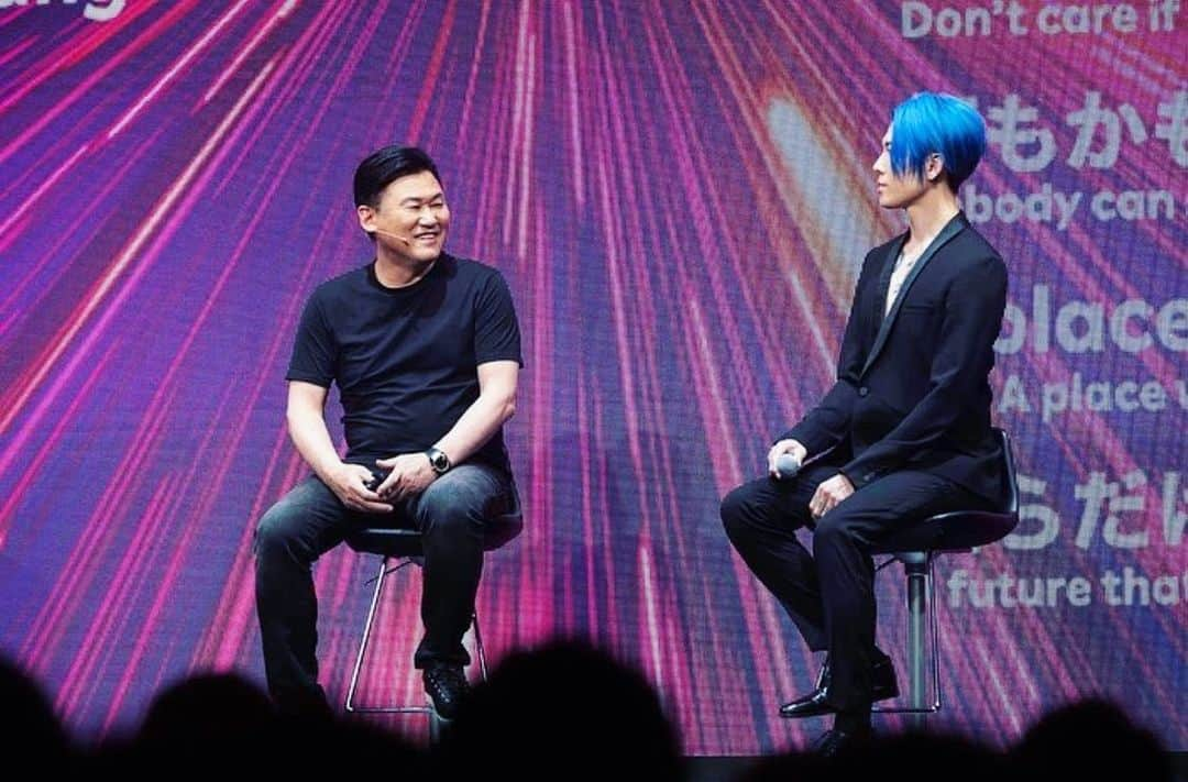 雅-MIYAVI-さんのインスタグラム写真 - (雅-MIYAVI-Instagram)「At Rakuten Press Conference w/ Mickey @hiroshi.mikitani on March 3rd. 苦難の道を乗り越えてやっとここに辿り着いた彼の想いや楽天チーム皆さんの気持ちものせて描かせていただきました。それは今、これからの僕たちにも重ねられるとも感じています。とにかく早く全部乗り越えて、また皆とライヴで騒ぎたい！！！！⚡️ #Repost @miyavi_press ・・・ 【News】 “信じるものだけがみえる未来” 〜MIYAVI書き下ろし「楽天モバイル」新CM楽曲の衝撃〜 . 2020年3月3日に行われた楽天モバイルのプレスカンファレンス。この日、4月から本格サービスを開始する楽天モバイルのプラン料金とともに、新CMの発表が行われ、CM楽曲を書き下ろしたアーティストのMIYAVI氏もスペシャルゲストとして登壇しました。そのパワフルな楽曲と深すぎる歌詞はまさに衝撃的でした！ . ■MIYAVI書き下ろしの「楽天モバイル」新CM曲「Bang!」。歌詞から見えるMIYAVIと楽天に共通するスピリットとは？ . 新曲「Bang!」に合わせて、これまでの楽天の挑戦、そして「楽天モバイル」について紹介した映像が流れ、ステージに登場したMIYAVI氏。 . 楽曲を制作した背景について、「三木谷さんの熱い想いを聞いて、日本人として世界に挑戦し続ける姿を見ていました。（中略）リーダシップをもって、夢を語れるリーダーである三木谷さんの想いを受けて、今回『Bang!』、何もかも超えて、すべての始まりを連想させるような楽曲を作らせていただきました」と話しました。 . 「楽天モバイル」の仮想化されたネットワークについて、三木谷から朝の3時頃に熱弁を受けたこともあると笑いながら話したMIYAVI氏。両者の想いは「Bang!」の歌詞にも現れています。 . . ■僕は音楽で、楽天はテクノロジーとサービスで世界に衝撃を与える . プレスカンファレンスの終盤、「歌詞にも書かせていただきましたが、『A place where we unite』、みんなが繋がれる場所を、楽天のいろいろなサービスで作ろうとしているんだなと感じていました。（中略）僕は音楽で、三木谷さん、楽天のみなさんはテクノロジーとサービスで世界に与える衝撃が、ワクワク、ドキドキ、希望となり、未来につながる。それをずっと感じていたので、今回のように音楽を通じて、関わることができて光栄に思っています。」と語ったMIYAVI氏。 . . ぜひ、楽曲「Bang!」を聞いて、ワクワクするような未来を想像してみてください！楽天も世界に衝撃を与えられるようなイノベーションを起こし続けていきます！ . (記事内より一部抜粋) https://rakuten.today/blog-ja/rakutenmobile-miyavi-2020-j.html?lang=ja @rakuten #楽天モバイル . #MIYAVI #新曲 #楽天モバイルCM曲 #MIYAVI_Bang!」3月28日 6時24分 - miyavi_ishihara