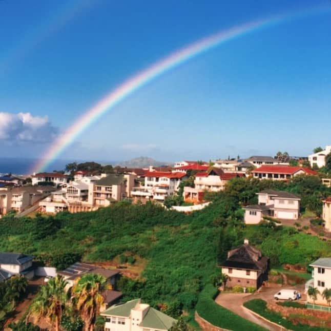 マキ・コニクソンさんのインスタグラム写真 - (マキ・コニクソンInstagram)「Lockdown Day 5 今日は朝から太陽が出たりシャワーがあったり空が忙しいハワイです。😵いまこんな可愛いダボーちゃんがほんの一瞬遊びに来てくれました。うちから見える虹ちゃん率は圧倒的に朝！方角的にもそうなんだけど私は一日の始まりに見るmorning rainbow好き！🌈 今日も幸先良いよ！👍🏼 #エアハワイ🌺  #morning rainbow🌈  #頑張れハワイ！#頑張れ世界🌏」3月28日 6時26分 - makikonikson