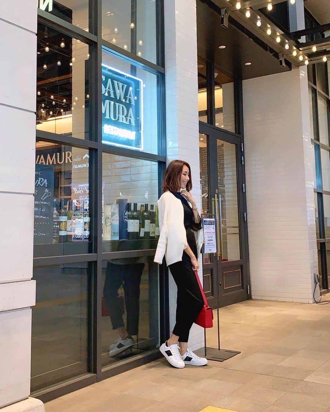 のインスタグラム：「⁑ Admiralの20SS最新モデルスニーカー watford clean👟 @admiral_japan @ashimoto.club  ホワイトにブラックのラインはめちゃくちゃ使いやすい 最近一番よく履いているスニーカーだよ♪ 普段24.5cmの靴だけどアドミラルは24cmでピッタリ✨  #admiral #アドミラル #足元倶楽部 #PR  #watford  #宮田綾子 #スニーカーコーデ #スニーカー女子 #スニーカー #春コーデ #春服 #sneakers #sneaker #sneakerstyle #sneakergram #モノトーンコーデ #新宿 #新宿カフェ #NEWoMan #サザンテラス #tokyo #tokyolife #tokyojapan #ig_japan」