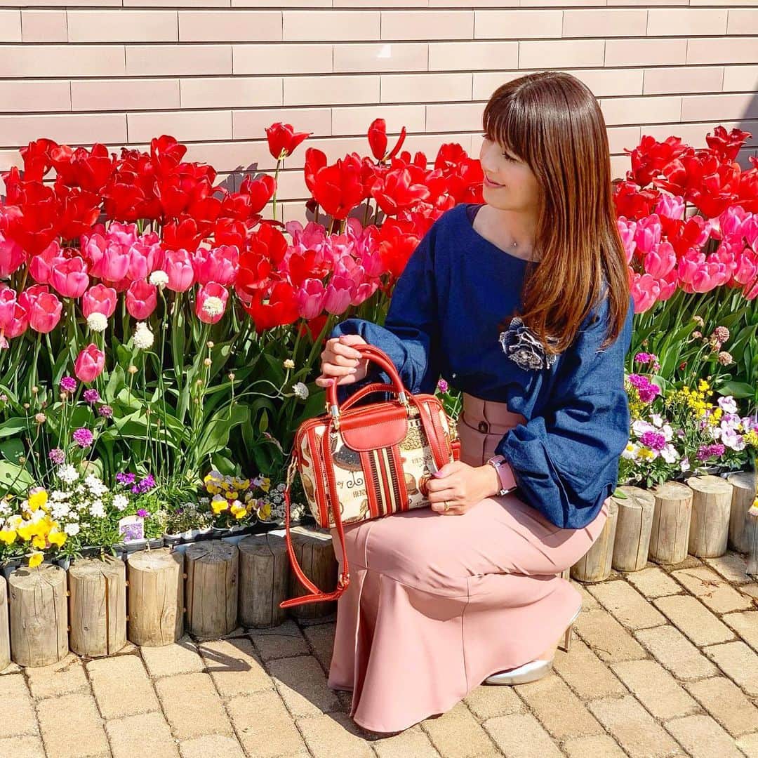 のインスタグラム：「⸜🌷︎⸝‍⸜🌷︎⸝‍⸜🌷︎⸝‍ . チューリップと雪柳が見頃でした🌷 @ashikaga_flower_park  暫くお花とのpost続きます♡ 自粛ムードの中お花に癒されて貰えたら 嬉しいです🌷🌸🌹🌺🌻🌼 . . @henneybear_jpn のバッグと チューリップがリンク♥️ . イギリス🇬🇧生まれの個性派バッグが 日本に上陸🌸 「Henney Bear」は2008年に ヘッドデザイナー・ヘニー氏によって 立ち上げられ 美しいタペストリーのような 織柄で作られたデザインは 上品さとユニークさを両立した 新しい“it”バッグです♡♡♡ . ブランドの顔となる🐻ちゃん柄と 迷ったけど💄👠👒etc…の柄が可愛くて これに決めました♡♡♡ . . @florist_zozotown の パール✕ビジューのツイードフラワーコサージュをデニムブラウスに合わせて 普段使いに✨✨ . . @juliaboutique のマーメイドスカート🧜‍♀️ 全身コーデはまた載せます👗 . . . . #バッグはflorist #コサージュ#ファッション#シンプルコーデ #きれいめファッション#きれいめコーデ #きれいめカジュアル#大人カジュアル #着回しコーデ #ザラジョ#ザラコーデ#ザラジョコーデ #40代コーデ #40代ファッション  #春春コーデ  #韓国ファッション #海外ファッション #セレクトショップ#お出かけコーデ #足利フラワーパーク#フラワーパーク#チューリップ#ちゅーりっぷ #花マップ#はなまっぷ#景色#風景#おしゃれさんと繋がりたい #ポートレート#インフルエンサー ✩ ⋆ ✩ ⋆ ✩ ⋆ ✩ ⋆ ✩﻿ ⋆ ✩ ⋆ ✩﻿ 見て下さった方 (*´︶`*)♡Thanks!🌷🌷🌷🌷🌷」