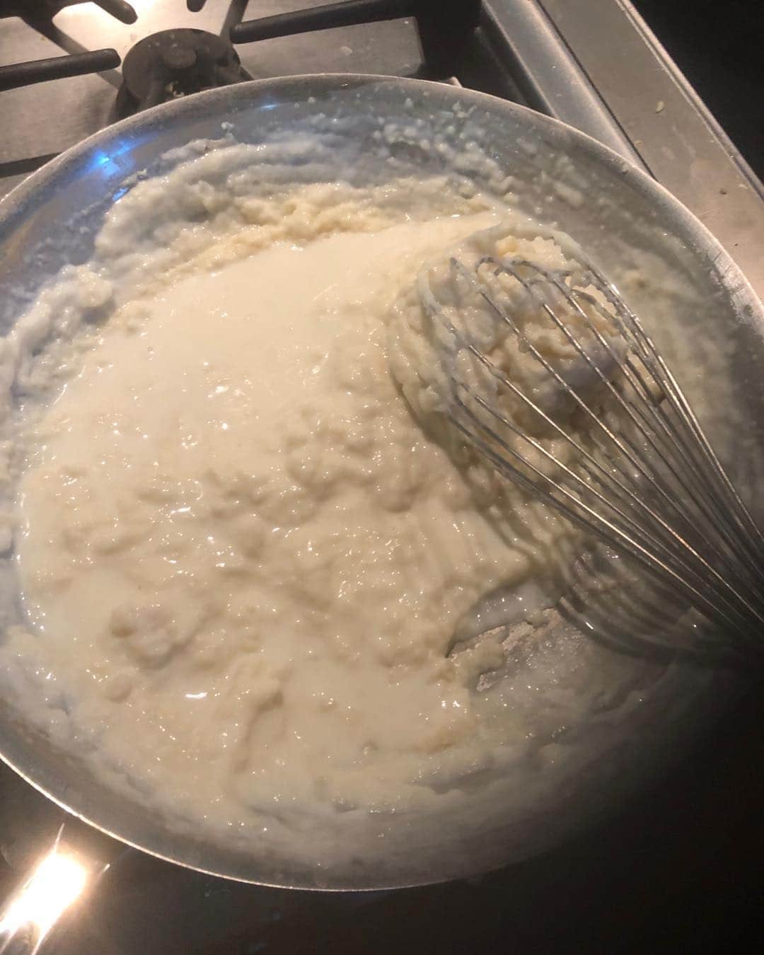 アンナ・ファリスさんのインスタグラム写真 - (アンナ・ファリスInstagram)「Super easy! Just take anything you value out of the fridge (milk, butter, etc.), stir into a pan, and tell small children mashed potatoes are served!」3月28日 7時48分 - annafaris
