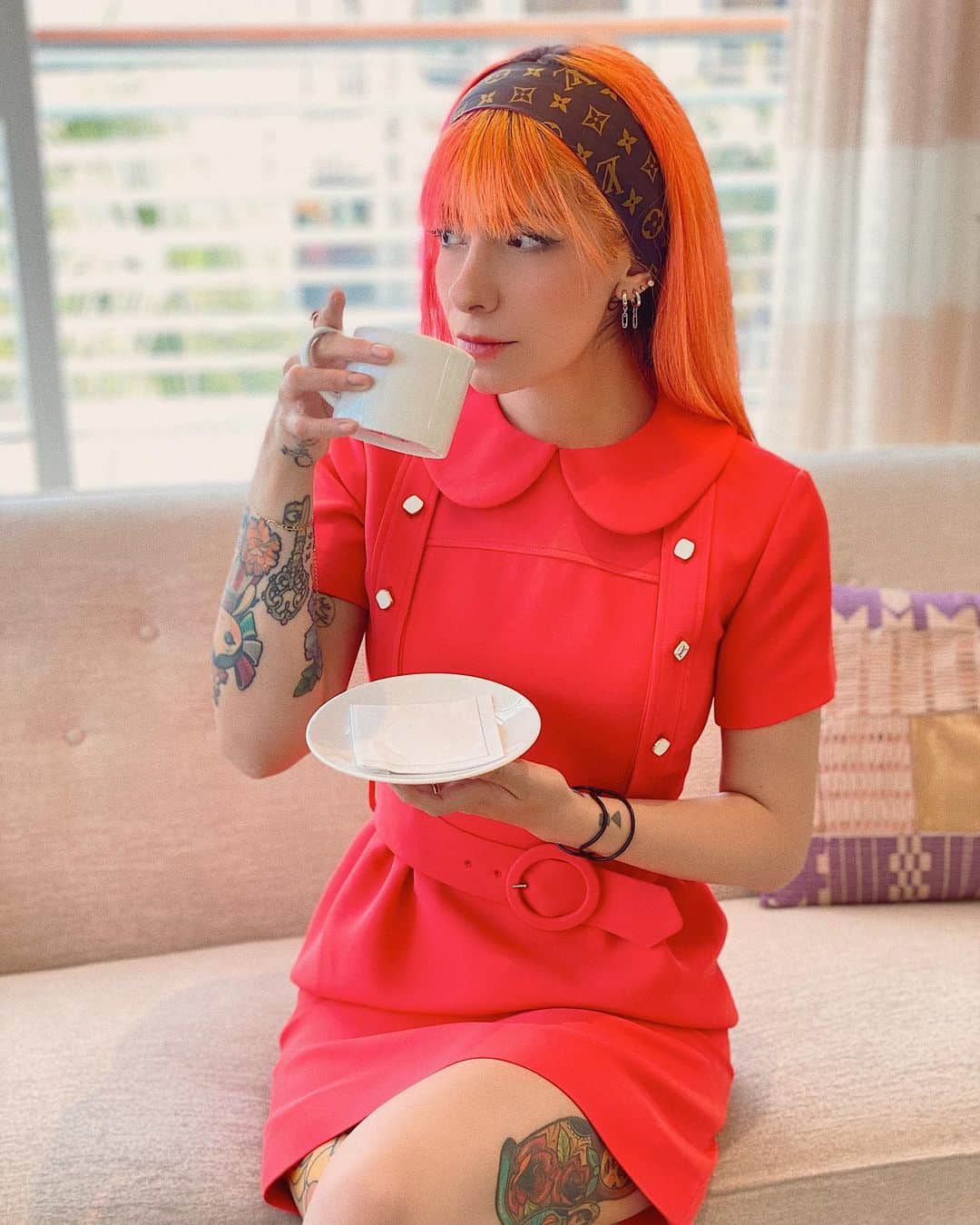 ミランダ・イバネスのインスタグラム：「Les dije que @pavlinalvrodeodrive me había tomado fotos bien bonitas ❣️✨ ⁣ Y para esta ella me vistió de nuevo en @louisvuitton en Rodeo drive ☕️♡! ⁣ ⁣ Es bien divertido porque es como jugar a las muñecas con la ropita 🤭 ⁣y siempre me sorprende porque son estilos que yo jamás hubiera pensado hubiera pensado en usar ! Como que ella le sabe super heavy a todo esto y escoge la ropa especialmente para ti ! 🤎@pavlina_vh 🤎 ⁣ Muchas gracias de nuevo a todos en #louisvuittonrodeodrive Porque son bien chiditos ⁣y la pasamos bomba cuando ando por esos lugares! 💕👯‍♀️👯💃 ⁣」