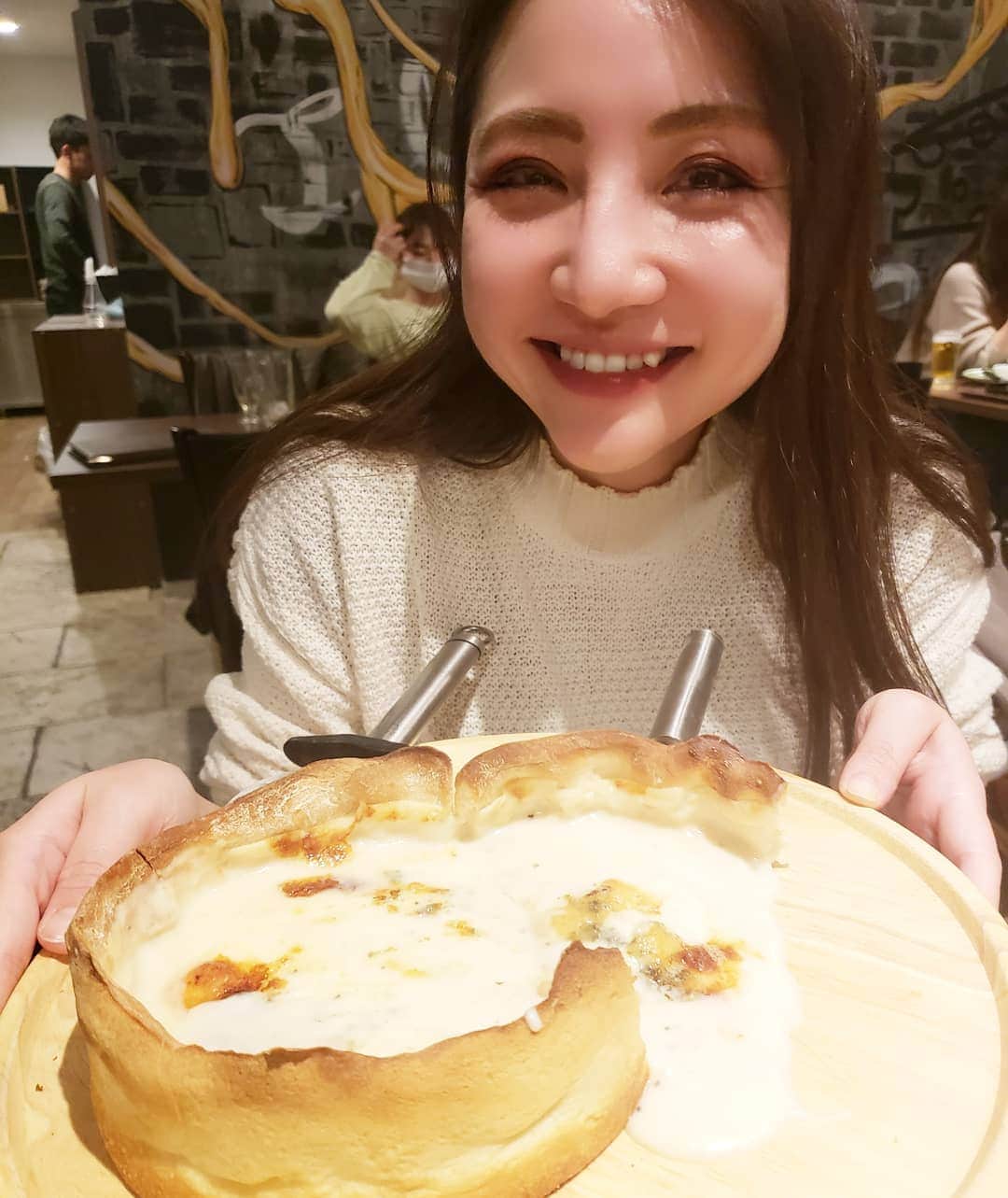 Hiromi Tomiiさんのインスタグラム写真 - (Hiromi TomiiInstagram)「. . . 胃袋たぶんチーズまみれ。 . チーズまみれで、流行りのシカゴピザを体感してご機嫌◎ . #なだれ系フード . . @cheese_bistro_karasuma  京都 チーズ ビストロ　イタリアンで検索してね◎ . . #美味しいもの大好き #食べるの好きな人と繋がりたい #グルメ好きな人と繋がりたい　#グルメ #グルメ女子 #飯テロ  #グルメな人と繋がりたい#グルメスタグラム #食レポ　#デリスタグラム #旅行#kyoto#kyotojapan  PR by @woomy.restaurant #japan #trip#旅行コーデ #旅好きさんと繋がりたい#旅行好き女子#旅好き女子#旅スタグラム #美味しいもの大好き #食べるの好きな人と繋がりたい #グルメ好きな人と繋がりたい　#グルメ #グルメ女子 #飯テロ  #グルメな人と繋がりたい#グルメスタグラム #食レポ　#ゆいふぉと」3月28日 8時06分 - hiromi.tomii
