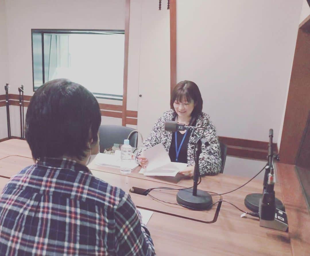 宮前真樹のインスタグラム：「#radio #tokyofm 明日3月29日（日）9:30～9:55 TOKYO FM「DAIGOのOHAYO-WISH!!」 コメント出演いたします☺︎ 春野菜のオススメレシピなどを紹介致します。 tfm.co.jp/wish/ （大阪・愛知は、8:30～8:55） radikoなどでも聴けます！ 手前の男性はディレクターさん DAIGOさんではありません って見たら分かるか笑 ふふふ、収録後には 懐かしい話しもしたりして なんだかほっこり☺︎ #昔はラジオ好きだったな #自由な感じが好きだった #今は緊張ちゃうよね #やはり慣れって大きいね #つくづく芸能人は凄いと思う #そして自分は向いてないと思う #たまにするお仕事は楽しいけどね♡ あ、これマイナスの意味じゃなくて タレントさんは凄いなー！という尊敬と 今の自分が好きだと言うポジティブな方です。」