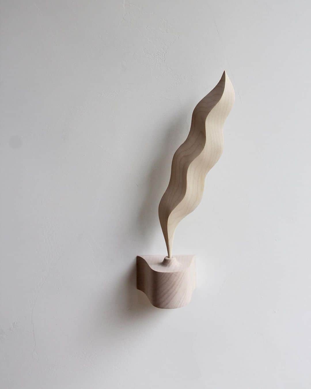 Ariele Alaskoのインスタグラム：「*Fundraiser* CLOSED! Thank you!! I am auctioning this sculpture and donating 100% of the proceeds to my local Clark County Food Bank in Washington, to aid in providing food for people affected by Covid-19. You can get a sculpture AND you get to help out. Bidding starts at $300. . Auction rules:  Please leave a comment with your bid amount. Easy! Open to US residents only (so sorry, but shipping is on me!). Auction will be open until Sunday 6pm PST, 3/29.  I will contact the highest bidder and ask for payment (second highest bidder if no response). I will post proof of my donation to the Clark County Food Bank. . This is a smaller version of the sculpture I posted a few days ago. It is 12.25” tall, wall mounted, carved from maple . Thank you so much!  Stay safe/home.  @clarkcountyfoodbank  #artmadeinquarantine」