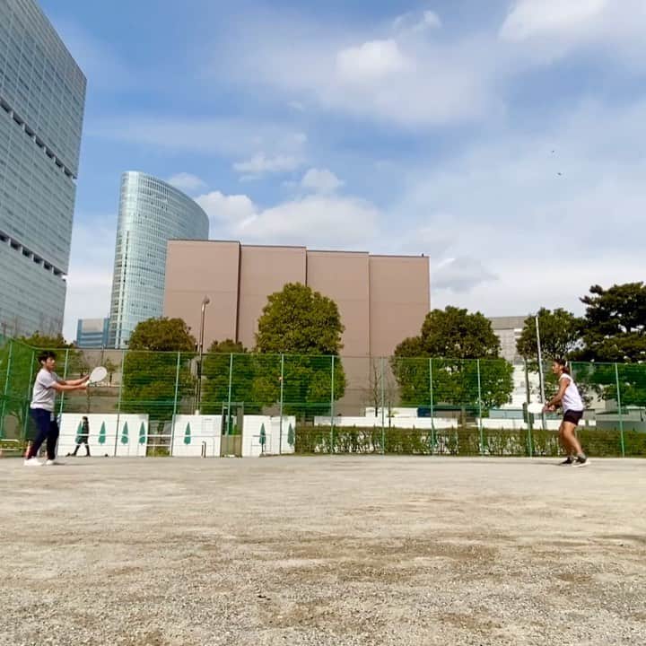 のインスタグラム：「2月の #フレスコボール @takashi_shiba48 とのラリー🏓 過去の動画見ると今の自分と比べての変化が分かりやすい✍️ コロナで大会もこの先どうなるかだけど、高めるという目標のみ！💪 #Frescoball #Frescobol #スポーツ #アスリート #athlete #マイナースポーツ #ビーチ #beach #sports #ビーチスポーツ#トレーニング #運動  #ラケット #テニス #卓球 #japan #日本 #ブラジル #tennis #羽子板 #tabletennis #筋肉」