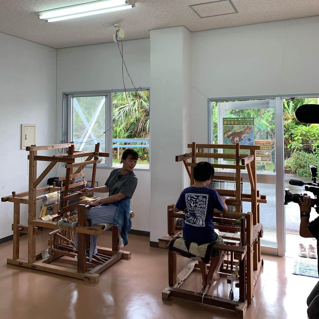 田中律子さんのインスタグラム写真 - (田中律子Instagram)「西表島、みんさー織🤩 トン、トントン、足と手で機織り体験🙌コースター作りましたー❤️私のみんさー織の師匠と😆 すごい楽しかったー🙆‍♀️ #tokaiケーブルネットワーク  #田中律子の旅するsup  #旅sup  #田中律子 #sup #supyoga #okinawa #みんさー織」3月28日 8時23分 - ri2kotanaka