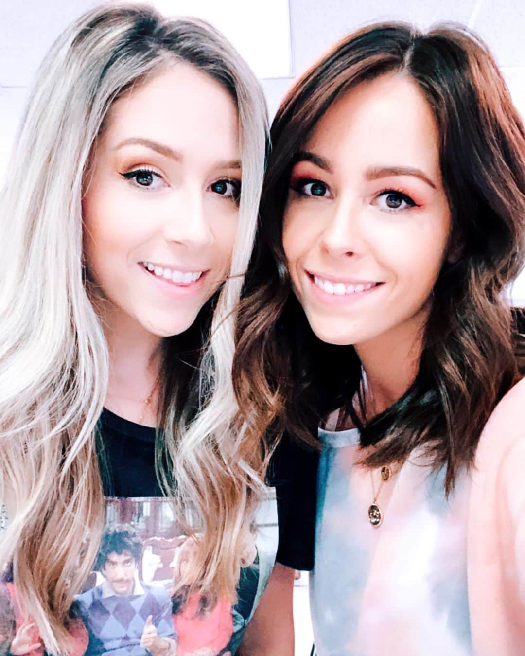 Tracy and Stefanieのインスタグラム：「Hey guys!! 👋 Just another quick check in! Hope everyone is staying safe and healthy! We’re also filming a Q and A this weekend so feel free to leave any Q’s you have below!! ❤️」