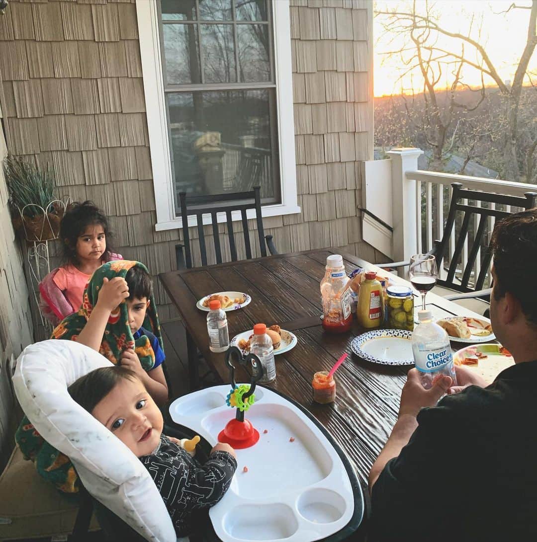 ニコール・ ポリッツィのインスタグラム：「BBQ time with the fam 🙏🏽❤️ #stayhome」
