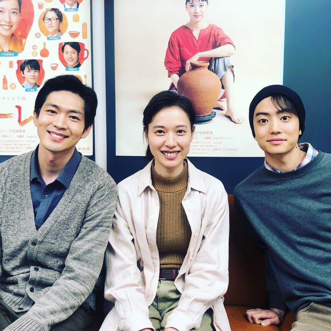 松下洸平さんのインスタグラム写真 - (松下洸平Instagram)「大阪から信楽へ、23歳の夏。 あれから30年。 数え切れない出会いと別れを繰り返し、まだ人生は続きます。生きています。  ご覧頂いた全ての人に感謝します。  十代田。十代田くん。十代田さん。ハチ。 ハッチー。ハレンチさん。八郎さん。八郎。ハチさん。先生。お父ちゃん。  30年間演じるとこんなにも沢山の呼び名が生まれるんですね。 これが朝ドラ。はぁ愛おしい。  最後までご覧頂き本当に！！ ありがとうございました！！！！ #朝ドラ #スカーレット #松下洸平」3月28日 8時32分 - kouheimatsushita_official