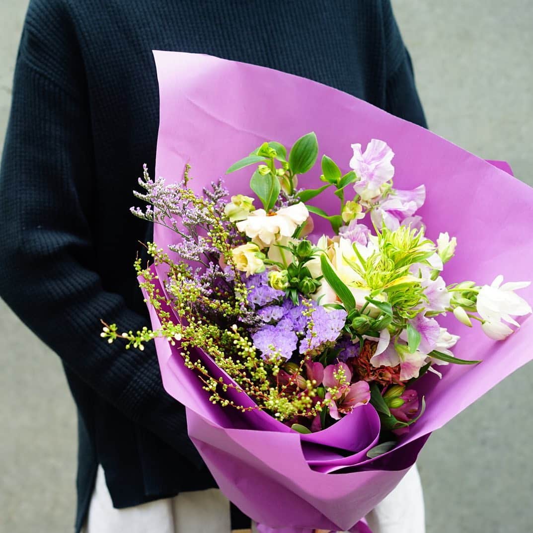 前田有紀さんのインスタグラム写真 - (前田有紀Instagram)「昨日もgui @gui.flower でたくさんのお花を発送させていただきました。ご自宅に飾るというお客様や、大切な知人に気持ちを届けたいという方など、一人一人のお客様とのメールでやり取りをさせていただき大切な「気持ち」をお届けできるように心を込めてお作りしました。 . 私自身もそうですが、いまはなるべく移動を多くしないこと、なるべく人に会わないことが大切だと思うので、離れて暮らす家族や親戚、友人を含めて会いたいけど会えない人達がたくさんいます。「元気でいることを願ってるよ」「ありがとう」「おめでとう」いつもなら会って伝えられるようなことをお花でつなげられたらと思います。 . #guiflower #flowerstagram #guiflowerdesign」3月28日 8時33分 - yukimaeda0117