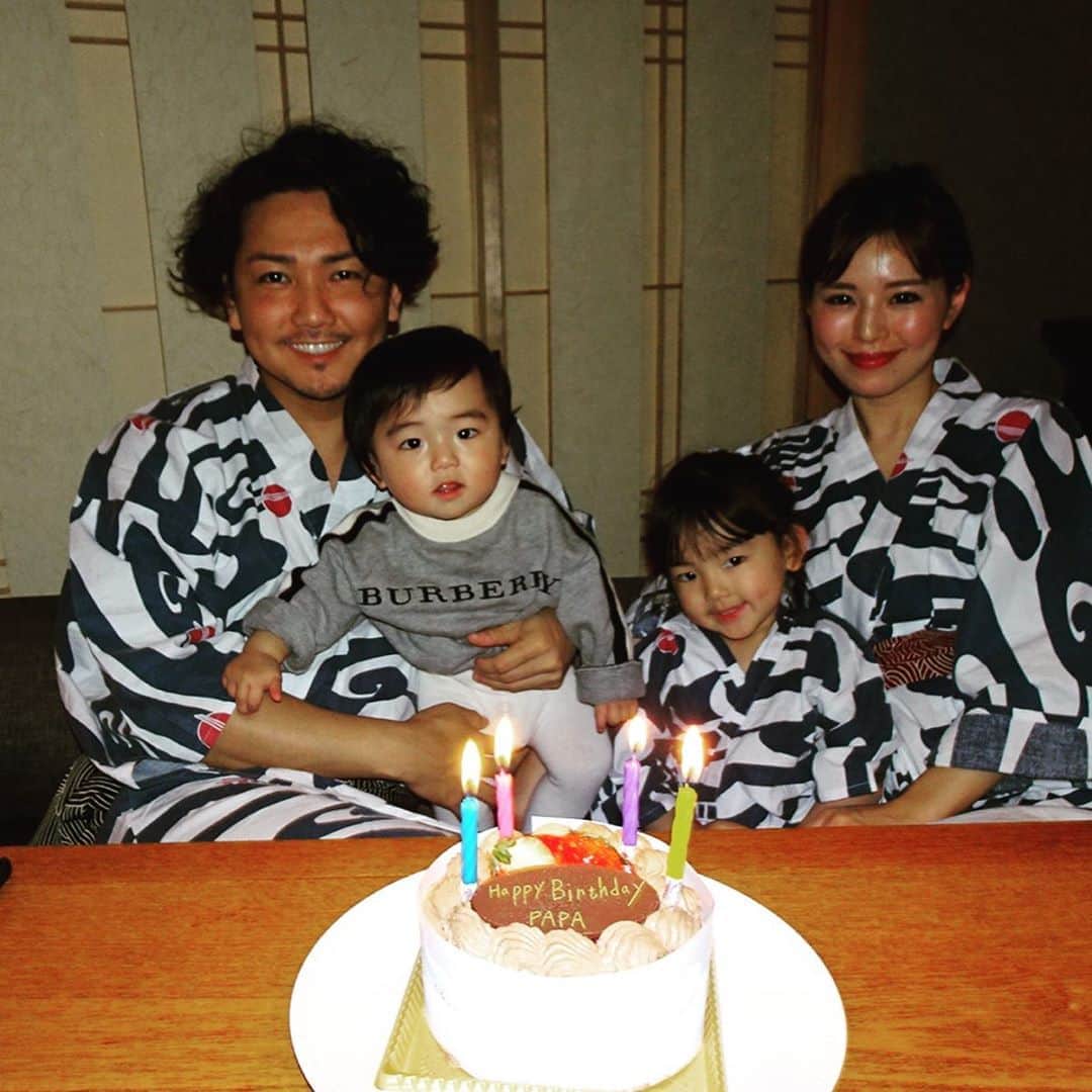 嵜本将光 のインスタグラム：「・ ・ ・ ・ 毎年恒例の妻からのプレゼント温泉旅行✨ ・ ・ ・ 今年は長男も産まれて家族4人で過ごす賑やかなバースデー✨ ・ ・ ・ 今年もゆっくり出来、最高な誕生日になりました☺️ ・ ・ ・ ついに40歳 ・ ・ 色々世の中が大変な年ですが、数年後笑って話せるよう、どんな時も笑顔を絶やさず頑張ります！ ・ ・ 応援宜しくお願いします！ ・ ・ ・ ・ #happybirthday #happyholi #happyday #family #familytime #familytrip #familyphoto #温泉#hotsprings #いつもありがとう」