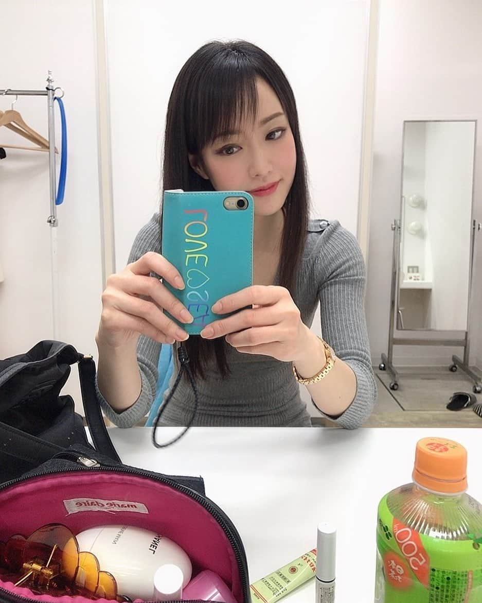 吉山りささんのインスタグラム写真 - (吉山りさInstagram)「撮影Chu📸✨ 💎 ✨ 💎 ✨ 💎  #吉山りさ  #フリーモデル #アラフォーママ #モデル #model #高校生ママ は卒業 #Japanese #バスタオル女子 #バスタオルモデル #温泉ソムリエ #温泉モデル #温泉女子 #hotsprings #bañarse #写真 #写真撮影 #撮影モデル #photography #40代 #studio 久々の4時間半起き😂 #睡眠 かなり大切💕 今日もお腹すいて目覚めた😂💕 #40代コーデ #美容 #ワンピース #🌸 #桜 スタジオの前綺麗だった #japan #コロナに負けない #singlemom  #仕事大好き 🥰💕」3月28日 8時47分 - oreorerisa