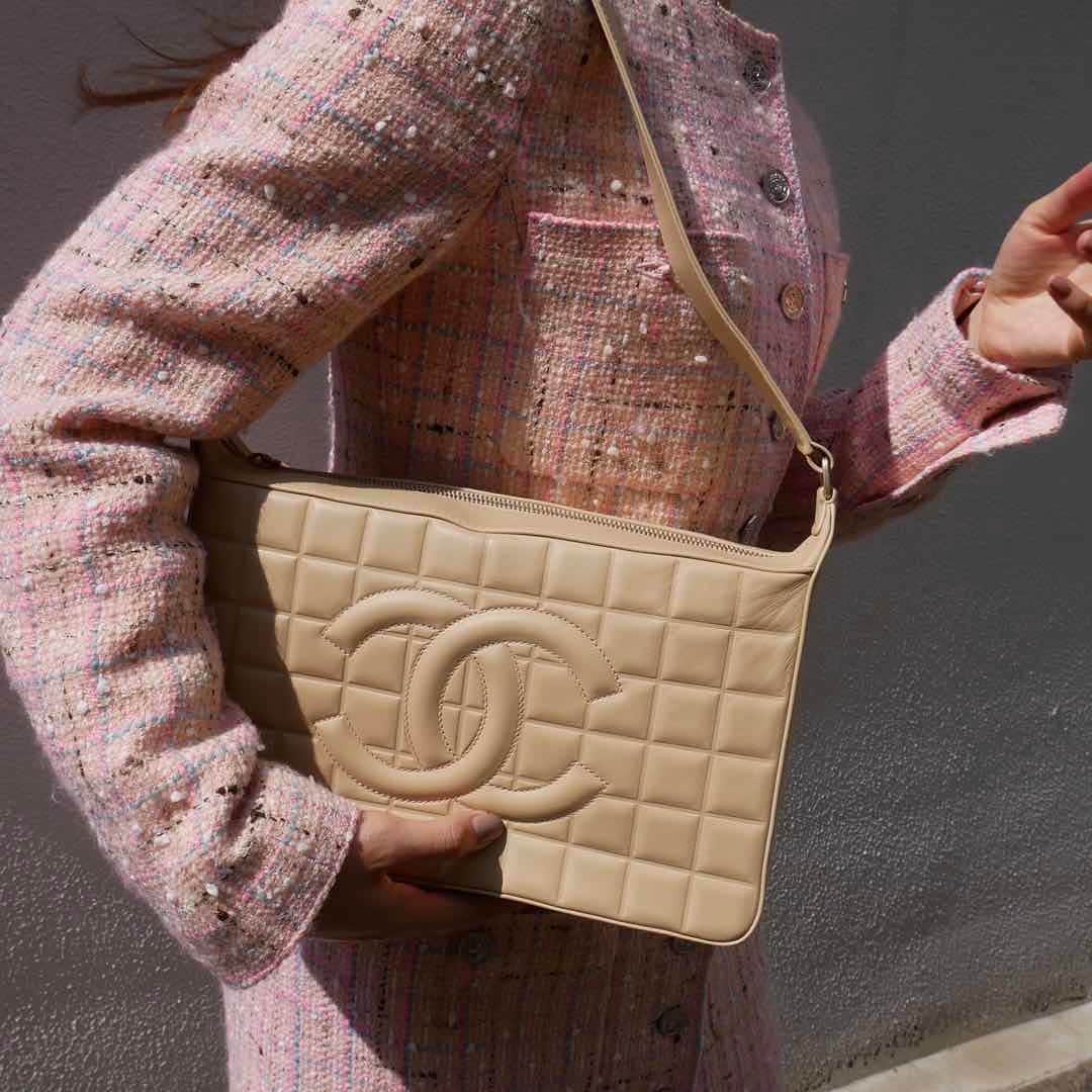 Vintage Brand Boutique AMOREさんのインスタグラム写真 - (Vintage Brand Boutique AMOREInstagram)「Chanel Vintage Choco-Bar 🍫 Shoulder Bag in Beige Lamb Skin」3月28日 8時52分 - amore_tokyo
