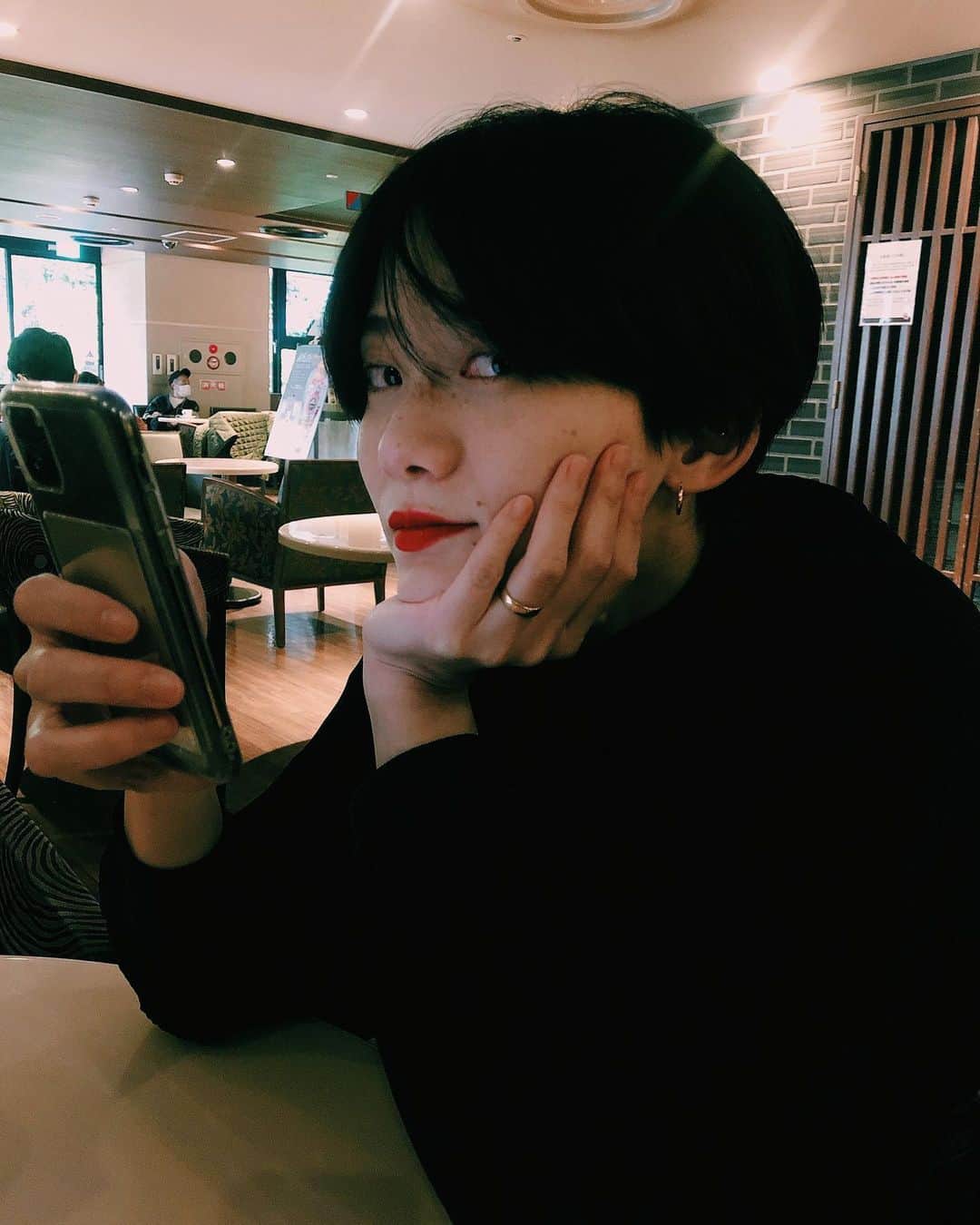 平山奈美のインスタグラム：「📱 . 週末は🐒とゆっくりおうち時間する .  p @hoyan0527 .  #おうち時間 #黒 #黒髪 #黒コーデ #ママ #ショートヘア #ハンサムショート #カフェ #男の子ママ #ママコーデ #iphone11 #off #stayhome」