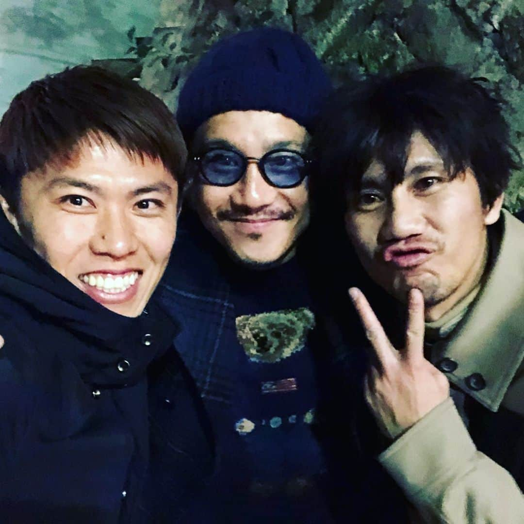 柏木陽介さんのインスタグラム写真 - (柏木陽介Instagram)「年末の出来事。  楽しかった。  ワールドユースの時ずっとこのメンバーで散歩してたな。  調子乗り世代。  ネーミング的にはどうなんって感じやけど、なんとか世代ってついただけええんかな。  こういう時こそ楽しいことを考えて前向きにいきましょう。  #調子乗り世代#ネーミングセンス#他は#ゴールデンエイジ#プラチナ世代#おいおい#安田理大#太田宏介#柏木陽介#楽しい会でした」3月28日 9時07分 - yosuke_kashiwagi