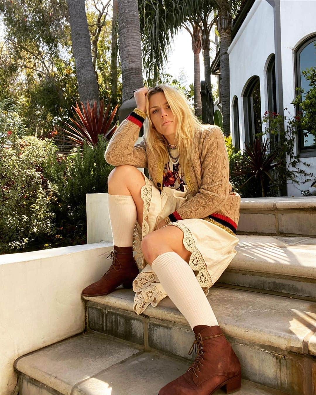 ビジー・フィリップスさんのインスタグラム写真 - (ビジー・フィリップスInstagram)「Hi. How are you doing? I’ve taken to dressing like an extra from Annie. I’m into it. Anyway. Happy Friday to you. Remember to take your vitamins and drink lots of water and be nice to yourself. Also. If you need help or can offer some, Shelly Tygielski @mindfulskatergirl has set up an amazing website pandemicoflove.com where you can fill out if you are in need of something OR if you are in a position to help someone else out and she and her team of volunteers match people up! It’s incredible and it works. I’ll put a swipe up in my stories. I love you and have a nice Friday night and stay well. ❤️」3月28日 9時23分 - busyphilipps