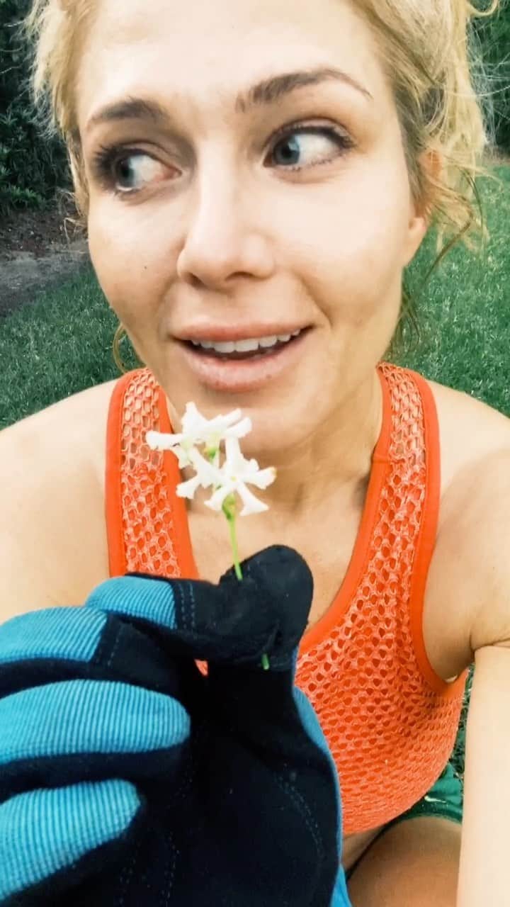 トリー・ウィルソンのインスタグラム：「Why I love these flowers so much is about much more than the amazing smell. . They take me back to a time of major struggle & fear. I felt so lost & alone. I swear the only 2 things that kept me going each day were Joyce Meyer on tv & the bible. . But it’s also a season I’ll be eternally GRATEFUL for. May seem crazy but the darkest moments have given me so much more strength, gratitude & wisdom than I ever could have found without them. . Relive them? Hell to the NO. But grateful for the pieces of light within me they eventually revealed. . There’s no perfect path but there’s always a brighter light waiting to be revealed thru our dark moments.❤️」