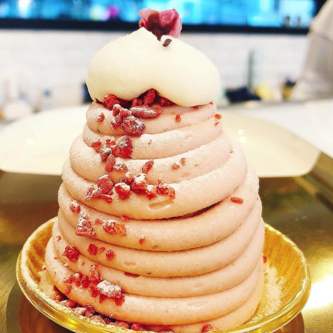 里井真由美さんのインスタグラム写真 - (里井真由美Instagram)「🇯🇵🌸 桜モンブラン Mont Blanc Sakura 🌸 #stayathome ・ ・ 昨日3/27 買いました。 桜クリームも生クリームも軽やか なめらか〜♡ →2枚め断面)中に いちご🍓が入ってほんのり甘酸っぱい♡ 上品な甘さがシェフの技です♪ ・ ・ 九品仏駅 すぐパティスリー「INFINI アンフィニ」金井シェフのスイーツたち @depuis2020infini  @fumiyukikanai_patissier ・ ・ お洒落系の雑誌にもよく登場する人気店です。 🔻 🔻 ちょうど 都立大学の「ふじ森🇫🇷」に行く日で差し入れ♡ @fujimori_pain ・ ・ ・ 土日は自粛ですね。おいしいパンやスイーツで ご自宅ご飯タイムも充実しますように♡ ・ ・ ・ #アンフィニ  #stayathome #モンブランの世界#栗#和栗#栗スイーツ#モンブラン#里井真由美#衣替えモンブラン#パン#食パン#ふじ森#Gâteauauxmarrons#さといいね#스위트#montblanc#桜モンブラン#ありが糖運動#まゆログ#甜食#fromgram#Chestnutcake#밤케이크#フードジャーナリスト里井真由美#断面モンブラン#蛋糕#断面フェチ#草莓味#いちご」3月28日 9時49分 - mayumi.satoi