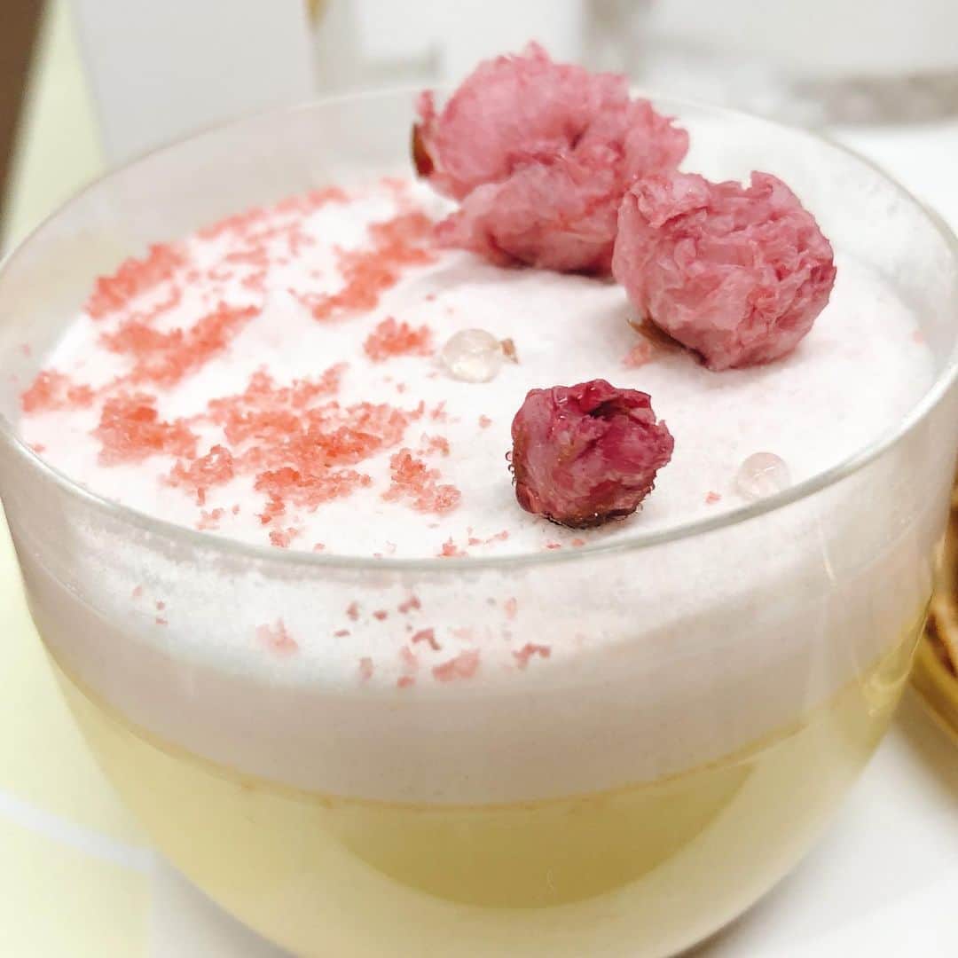 里井真由美さんのインスタグラム写真 - (里井真由美Instagram)「🇯🇵🌸 桜モンブラン Mont Blanc Sakura 🌸 #stayathome ・ ・ 昨日3/27 買いました。 桜クリームも生クリームも軽やか なめらか〜♡ →2枚め断面)中に いちご🍓が入ってほんのり甘酸っぱい♡ 上品な甘さがシェフの技です♪ ・ ・ 九品仏駅 すぐパティスリー「INFINI アンフィニ」金井シェフのスイーツたち @depuis2020infini  @fumiyukikanai_patissier ・ ・ お洒落系の雑誌にもよく登場する人気店です。 🔻 🔻 ちょうど 都立大学の「ふじ森🇫🇷」に行く日で差し入れ♡ @fujimori_pain ・ ・ ・ 土日は自粛ですね。おいしいパンやスイーツで ご自宅ご飯タイムも充実しますように♡ ・ ・ ・ #アンフィニ  #stayathome #モンブランの世界#栗#和栗#栗スイーツ#モンブラン#里井真由美#衣替えモンブラン#パン#食パン#ふじ森#Gâteauauxmarrons#さといいね#스위트#montblanc#桜モンブラン#ありが糖運動#まゆログ#甜食#fromgram#Chestnutcake#밤케이크#フードジャーナリスト里井真由美#断面モンブラン#蛋糕#断面フェチ#草莓味#いちご」3月28日 9時49分 - mayumi.satoi