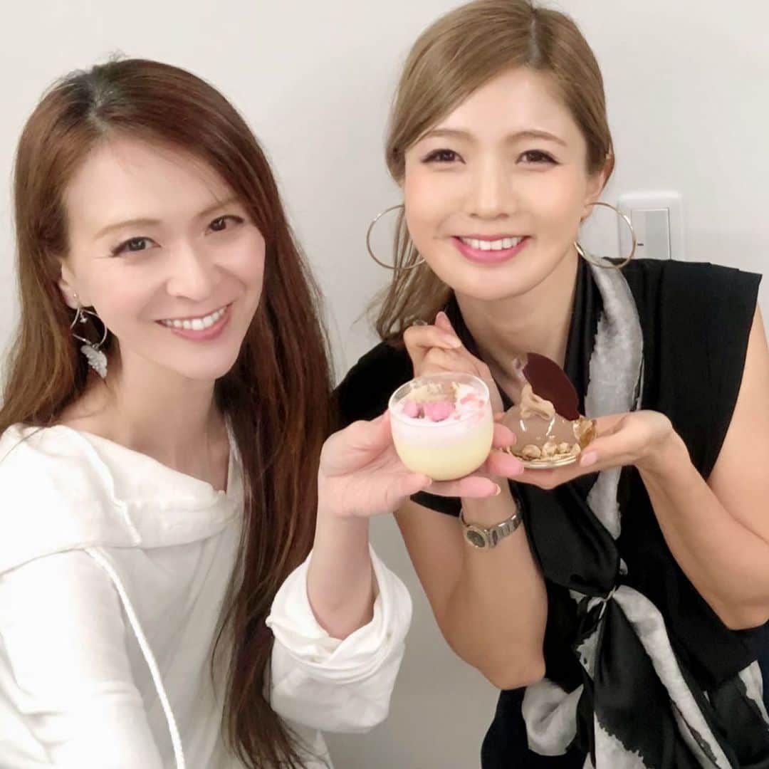里井真由美さんのインスタグラム写真 - (里井真由美Instagram)「🇯🇵🌸 桜モンブラン Mont Blanc Sakura 🌸 #stayathome ・ ・ 昨日3/27 買いました。 桜クリームも生クリームも軽やか なめらか〜♡ →2枚め断面)中に いちご🍓が入ってほんのり甘酸っぱい♡ 上品な甘さがシェフの技です♪ ・ ・ 九品仏駅 すぐパティスリー「INFINI アンフィニ」金井シェフのスイーツたち @depuis2020infini  @fumiyukikanai_patissier ・ ・ お洒落系の雑誌にもよく登場する人気店です。 🔻 🔻 ちょうど 都立大学の「ふじ森🇫🇷」に行く日で差し入れ♡ @fujimori_pain ・ ・ ・ 土日は自粛ですね。おいしいパンやスイーツで ご自宅ご飯タイムも充実しますように♡ ・ ・ ・ #アンフィニ  #stayathome #モンブランの世界#栗#和栗#栗スイーツ#モンブラン#里井真由美#衣替えモンブラン#パン#食パン#ふじ森#Gâteauauxmarrons#さといいね#스위트#montblanc#桜モンブラン#ありが糖運動#まゆログ#甜食#fromgram#Chestnutcake#밤케이크#フードジャーナリスト里井真由美#断面モンブラン#蛋糕#断面フェチ#草莓味#いちご」3月28日 9時49分 - mayumi.satoi
