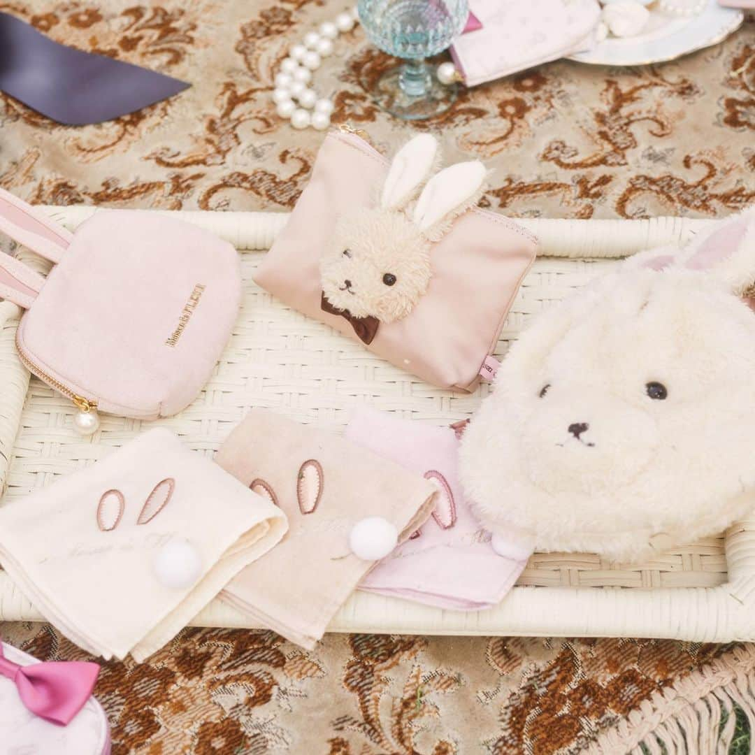 maisondefleur_pressさんのインスタグラム写真 - (maisondefleur_pressInstagram)「. いよいよ販売開始🐰 FLEUR Rabbit🐇 本日3/28(sat)12:00～より 公式通販ストライプクラブ、ZOZOTOWNにて イースターラビットシリーズがついに販売開始！ . ふわふわのラビットチャームをはじめ、 ダブルリボントートやタオルハンカチ、 ポーチ、スマホケースが登場...♪ . 春にぴったりな淡い パステルカラーのアイテムです💐 .  全国ショップでは、3/28(sat)より販売いたします！ . ※お一人様各アイテム1カラーにつき2点までとなります ※Maison de FLEUR Petite Robeルクア大坂店、 ストライプクラブで販売の “かのうさちゃん”は、おひとり様1点までとなります ※お取り置き・お取り寄せは出来かねます ※﻿ 舞浜イクスピアリ店、新宿ルミネ2店、ルミネ池袋店、ルミネ横浜店、ルミネ北千住店、ルミネ立川店、ラフォーレ原宿店、渋谷ヒカリエ店、東京ソラマチ店、上野丸井店は、3/28、3/29は休館中のため営業再開後の販売となります。 . . -皆様へのお願い- “ FLEUR Rabbit🐇“は3/28(sat)の発売後 4/10(fri)にも追加販売を予定しております。 本日ご来店予定のお客様におかれましては、 体調に少しでも不安がある場合、 安全を第一にご配慮くださいますよう お願いいたします。 . 新型コロナウイルス感染防止のため、 ご理解、ご協力のほどよろしくお願いいたします。 . . ﻿#maisondefleur #メゾンドフルール #bag #pouch #gift #present #新作 #イースター #ポーチ #ギフト#ポーチ#リボン #プレゼント#チャーム#うさ#うさちゃん#うさぎ#ラビット#復活祭#スマホケース#スマホカバー#イースターバニー #イースターラビット」3月28日 9時51分 - maisondefleur_press