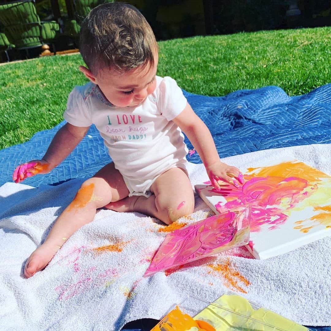ニッキー・シックスさんのインスタグラム写真 - (ニッキー・シックスInstagram)「Posted @withregram • @how2girl Frankie is inside painting masterpieces as Ruby is busy doing this on her 8 month birthday. @fr6nkiesixx」3月28日 10時06分 - nikkisixxpixx