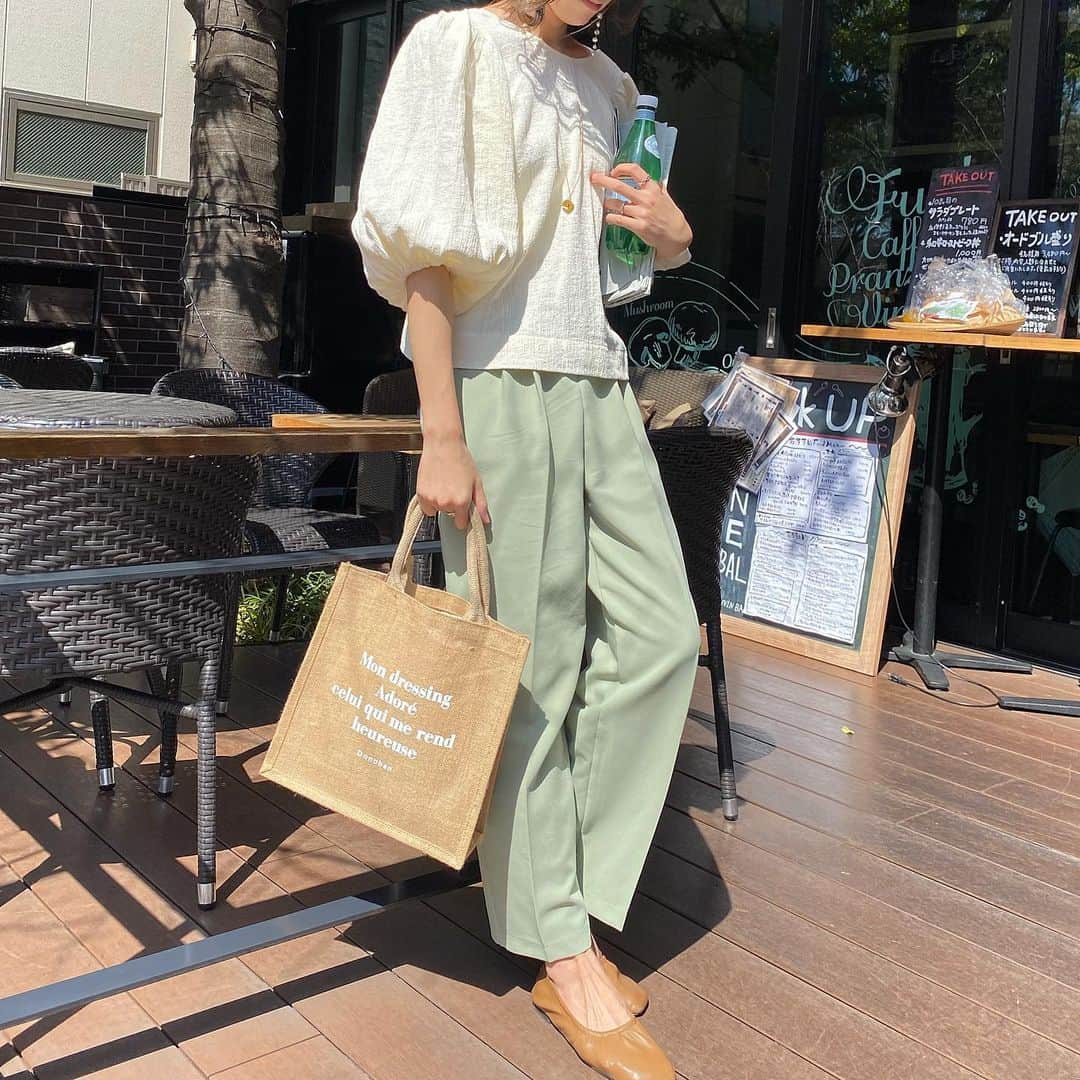 美生のインスタグラム：「昨日もLIVE配信ご視聴頂き﻿ ありがとうございました🙏🏻♡﻿ ﻿ ﻿ たくさんコメントをいただき﻿ お答えできなかったものを﻿ いくつか共有させていただきます🥺﻿ ※２枚目以降にお写真載せました♡﻿ ﻿ ﻿ 昨日20:00より﻿ オフィシャル会員様限定で﻿ ¥8,800以上お買い上げの方へ﻿ ノベルティbag×巾着bag & ¥100 offクーポン﻿ プレゼントしております♡﻿ ※なくなり次第終了﻿ ﻿ ¥3,300以上で送料無料です♡﻿ ﻿ ぜひ週末shoppingお楽しみください✨﻿ ﻿」