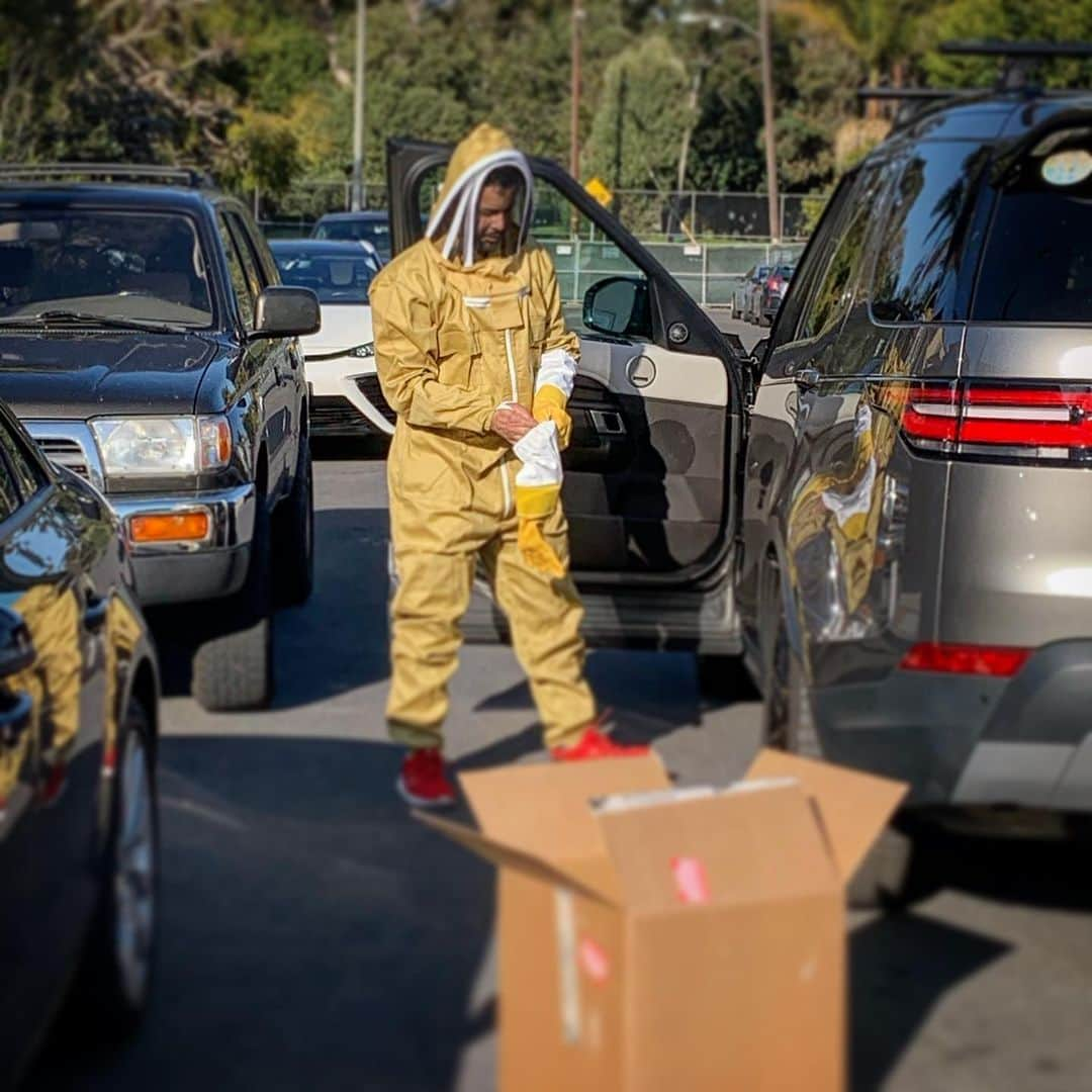 ジョン・ウエルタスさんのインスタグラム写真 - (ジョン・ウエルタスInstagram)「#savethebees I couldn’t keep my #socialdistancing from this mini swarm of bees stranded in the middle of the road... I had to save the Bees!!!」3月28日 10時09分 - jonhuertas