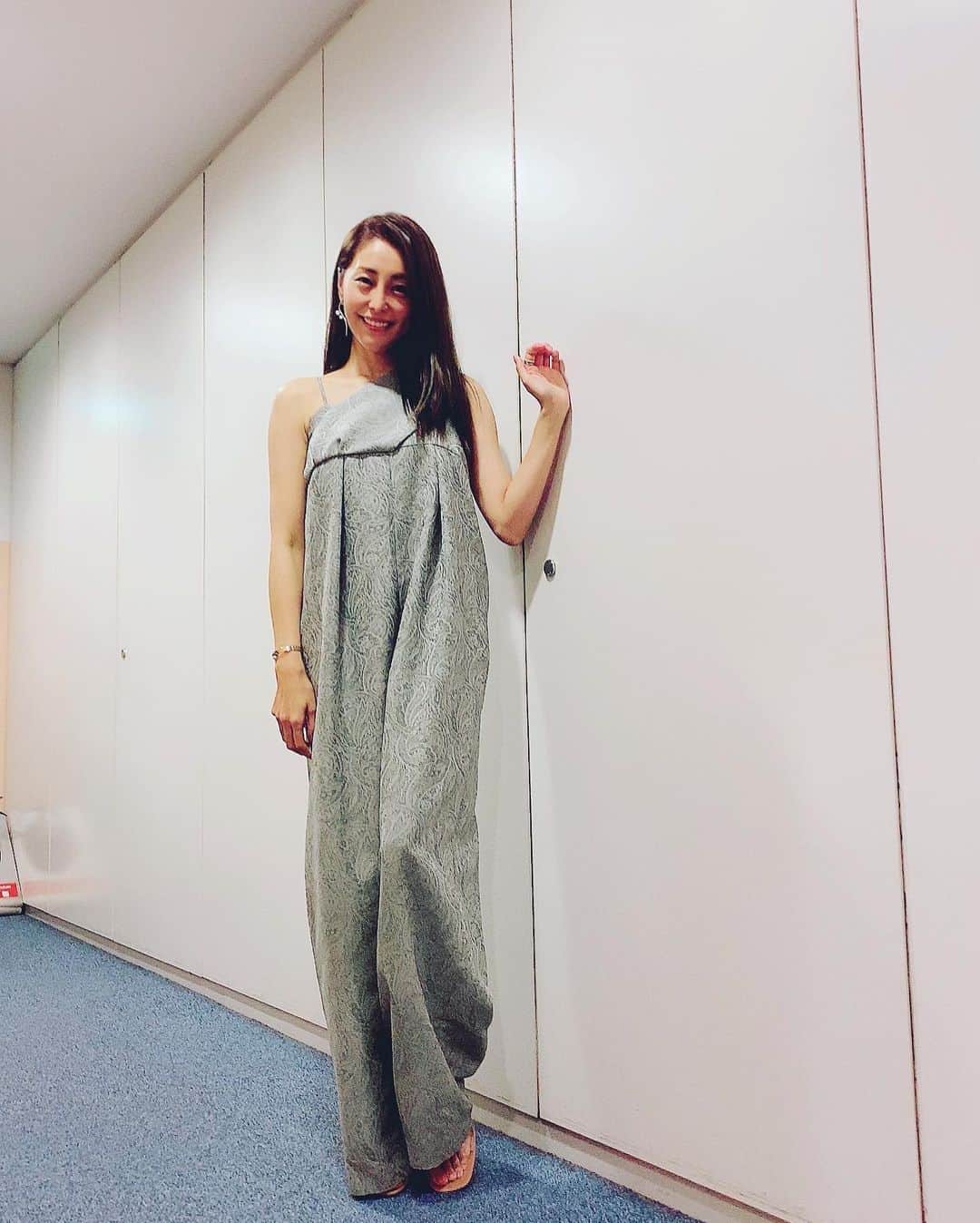 熊切あさ美さんのインスタグラム写真 - (熊切あさ美Instagram)「早く夏が来て欲しいなーって 衣装着て思っちゃう☺️ 春夏秋冬 わたしはやっぱり夏が好き❤︎ #ootd  #サロペット　@irorbm  #ピアス @masaejewelry  #衣装　#happy  #春 #instagood  #熊切あさ美」3月28日 10時09分 - asami_kumakiri