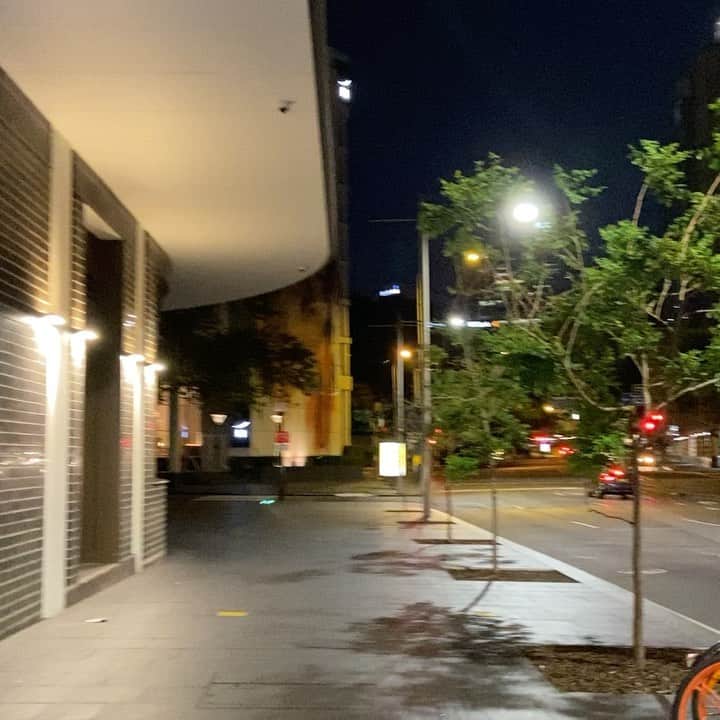 荒尾茉紀のインスタグラム：「今日は早起きして久しぶりのお仕事❗️コロナの影響で稼働率3%くらい💦それでもシフトをもらえることに感謝です😭 日頃は賑わってる場所もすごくすごく静かだな…😢 #sydney #留学 #coronashock #みんな不安 #hoteljob #早く終息してください」