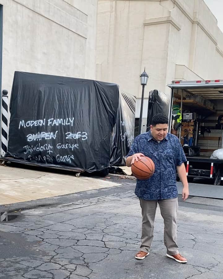 リコ・ロドリゲスのインスタグラム：「#fbf to shootin’ hoops in between takes of this old show I used to film called “Modern Family”」