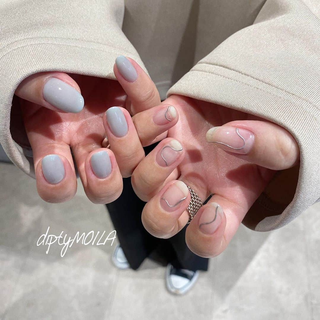 diptyMOILA diptyMOILA のインスタグラム：「💅mint green * なんだこの可愛い色は‼️ってぐらい可愛いグレーブルーに、大人気🐉ネイル💖#八木活 やっぱりこのうねうねシルバーは可愛い😭❤️ * diptyMOILA のネイルはしっかりケアをしてフォルムを整えるので一味違った仕上がりになります😌 * #トータルビューティーサロン #diptymoila_2020ssnail  #diptyMOILA  #diptyMOILA_spot #nail #nails #心斎橋ネイルサロン #大阪ネイルサロン #ネイル #うねうねネイル #くすみブルー #グレーブルー」