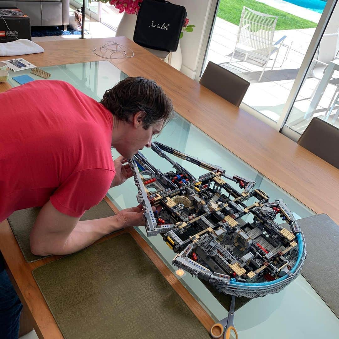 ジョン・バロウマンさんのインスタグラム写真 - (ジョン・バロウマンInstagram)「So @scottmale finished building the #milleniumfalcon #lego Check out the pics of the journey.  It’s really incredible. No #jedi #droid or #wookie was harmed during this build. But quite a few highballs of #vodka were consumed.  Check out my story to vote on what gets built next. Jb」3月28日 10時24分 - johnscotbarrowman