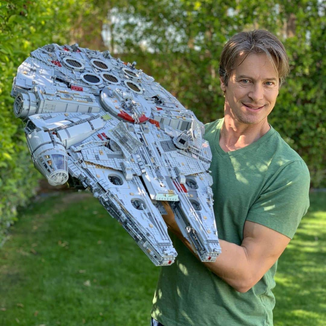 ジョン・バロウマンさんのインスタグラム写真 - (ジョン・バロウマンInstagram)「So @scottmale finished building the #milleniumfalcon #lego Check out the pics of the journey.  It’s really incredible. No #jedi #droid or #wookie was harmed during this build. But quite a few highballs of #vodka were consumed.  Check out my story to vote on what gets built next. Jb」3月28日 10時24分 - johnscotbarrowman