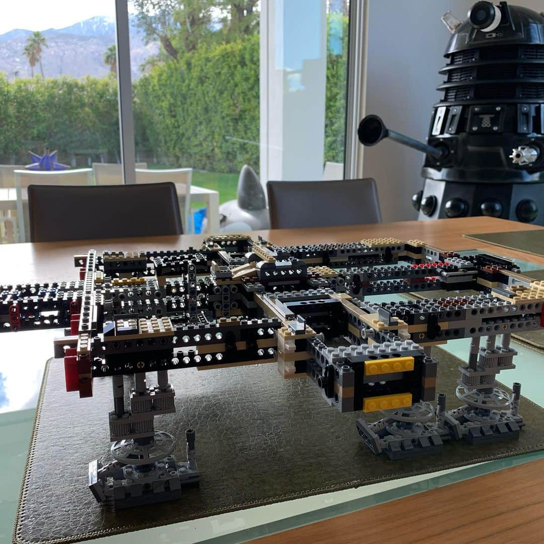 ジョン・バロウマンさんのインスタグラム写真 - (ジョン・バロウマンInstagram)「So @scottmale finished building the #milleniumfalcon #lego Check out the pics of the journey.  It’s really incredible. No #jedi #droid or #wookie was harmed during this build. But quite a few highballs of #vodka were consumed.  Check out my story to vote on what gets built next. Jb」3月28日 10時24分 - johnscotbarrowman