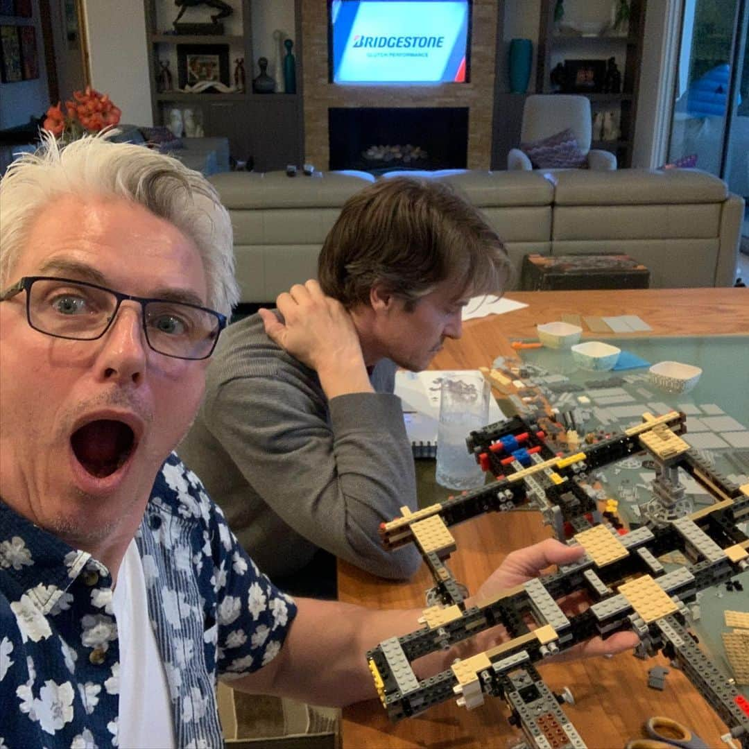 ジョン・バロウマンさんのインスタグラム写真 - (ジョン・バロウマンInstagram)「So @scottmale finished building the #milleniumfalcon #lego Check out the pics of the journey.  It’s really incredible. No #jedi #droid or #wookie was harmed during this build. But quite a few highballs of #vodka were consumed.  Check out my story to vote on what gets built next. Jb」3月28日 10時24分 - johnscotbarrowman